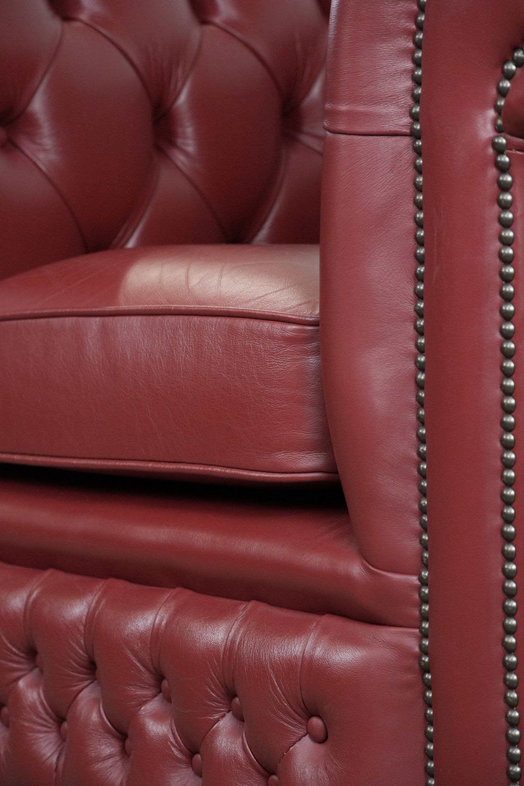Amazing English cowhide Chesterfield armchair in a stunning red colour