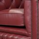 Incroyable fauteuil Chesterfield en cuir de vache anglais dans une magnifique couleur rouge.