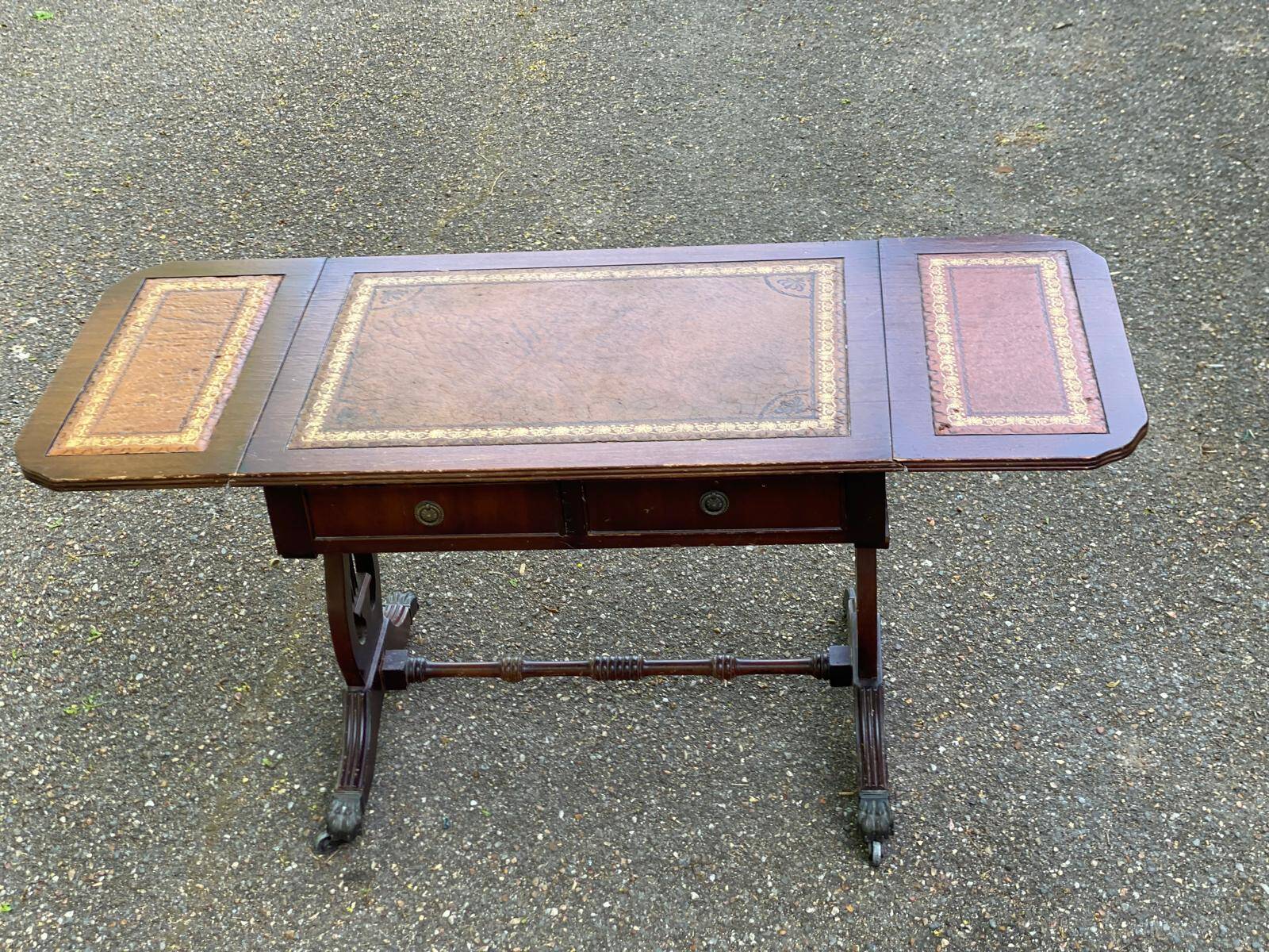 Victorian English extendable coffee table made of solid mahogany and leather.