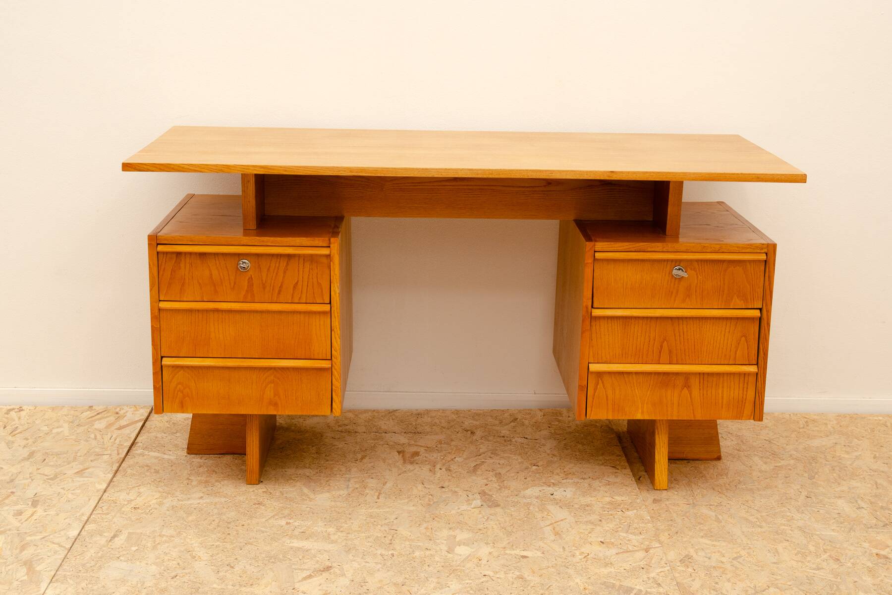 Immense bureau tchécoslovaque entièrement rénové, années 1970, Europe centrale