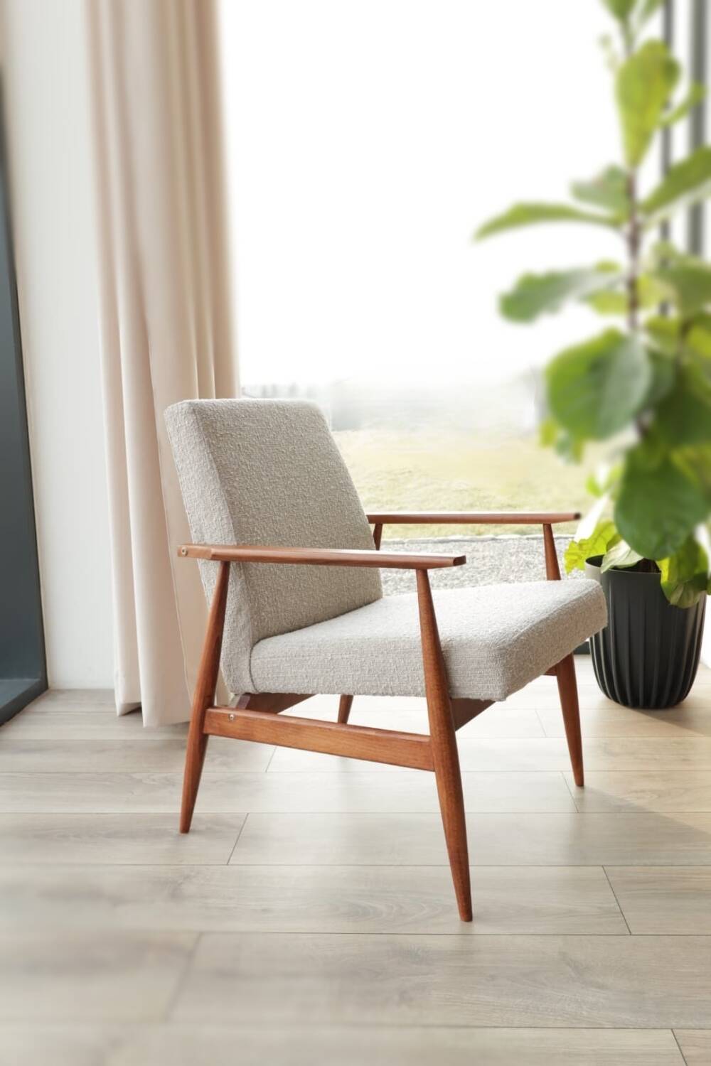 Fauteuil bouclé vintage bois couleur noyer tissu gris champagne design mid