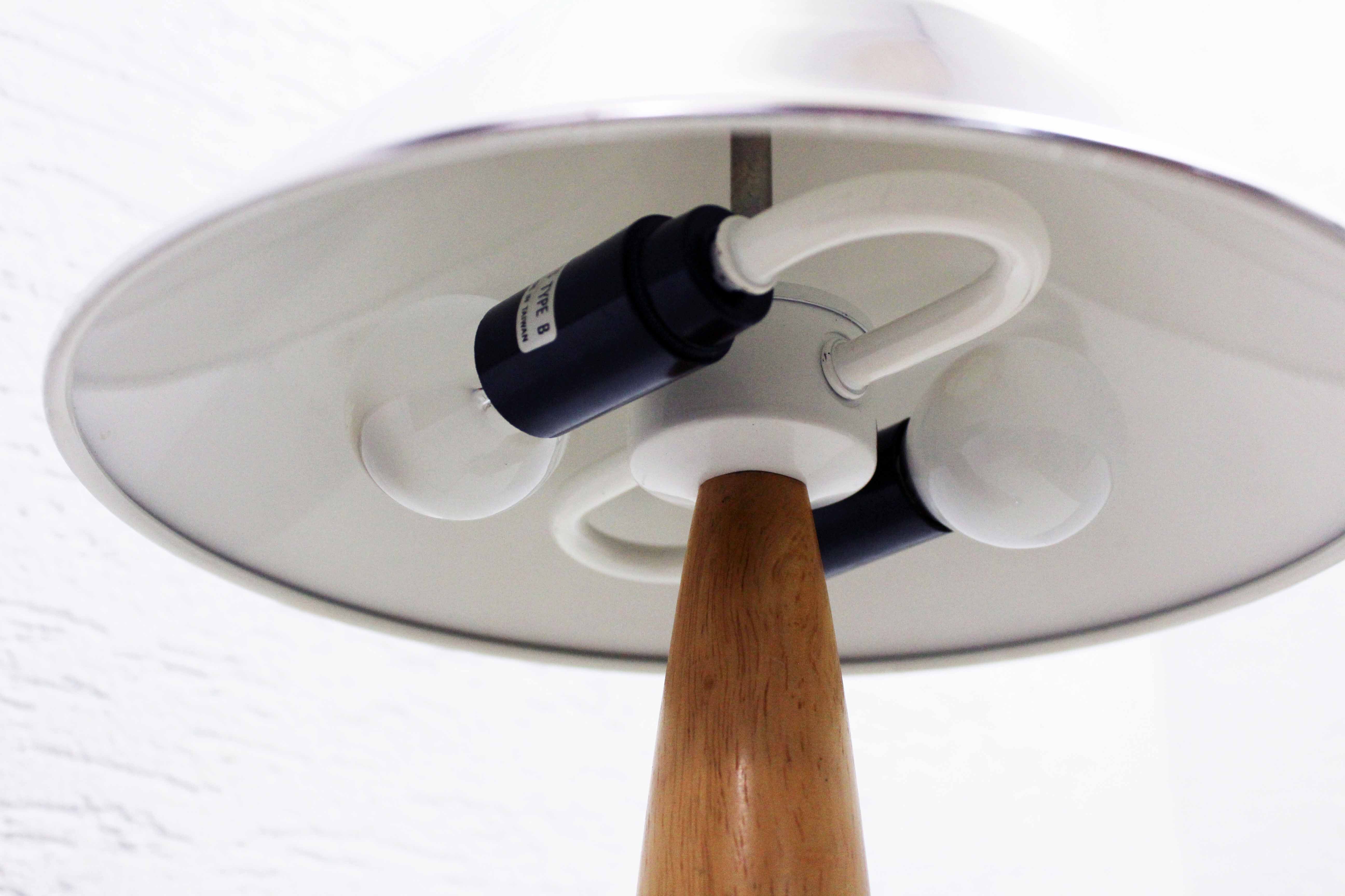 Lampe de table en hêtre et métal chromé