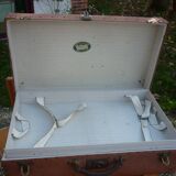 Valise verte en carton