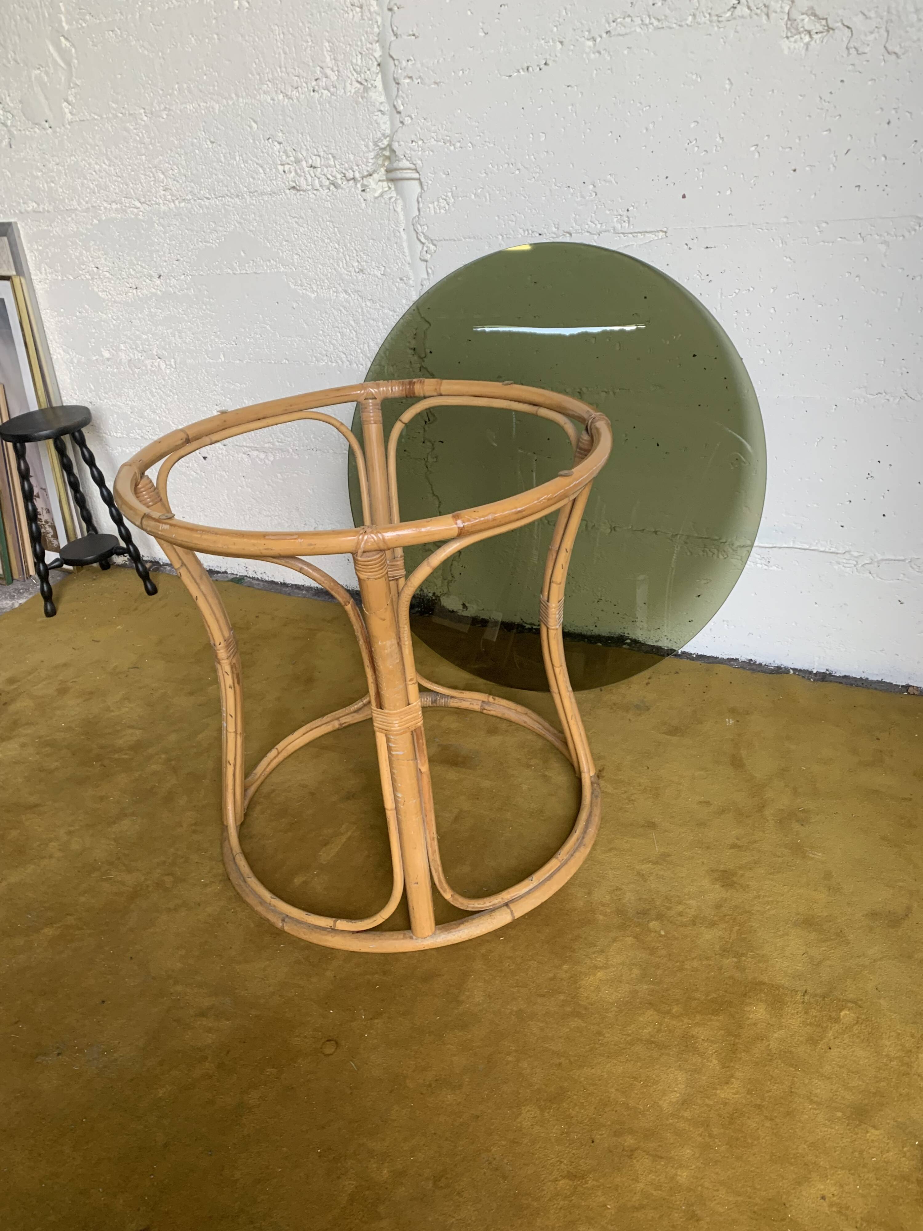 Round dining table with bamboo legs