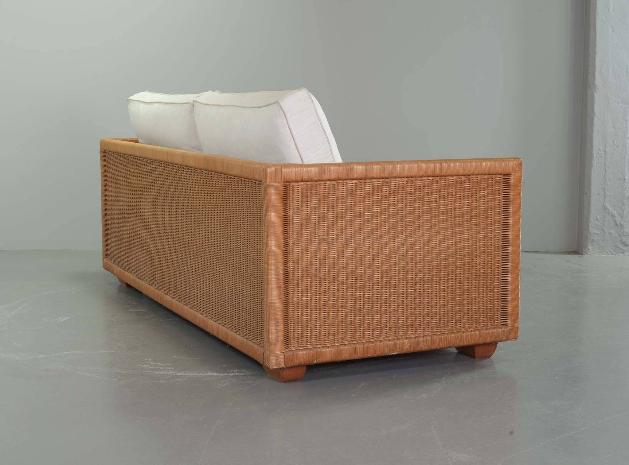 Luxurious Italian Gasparucci Reed White Lounge Greenhouse Sofa. Italy, 1980