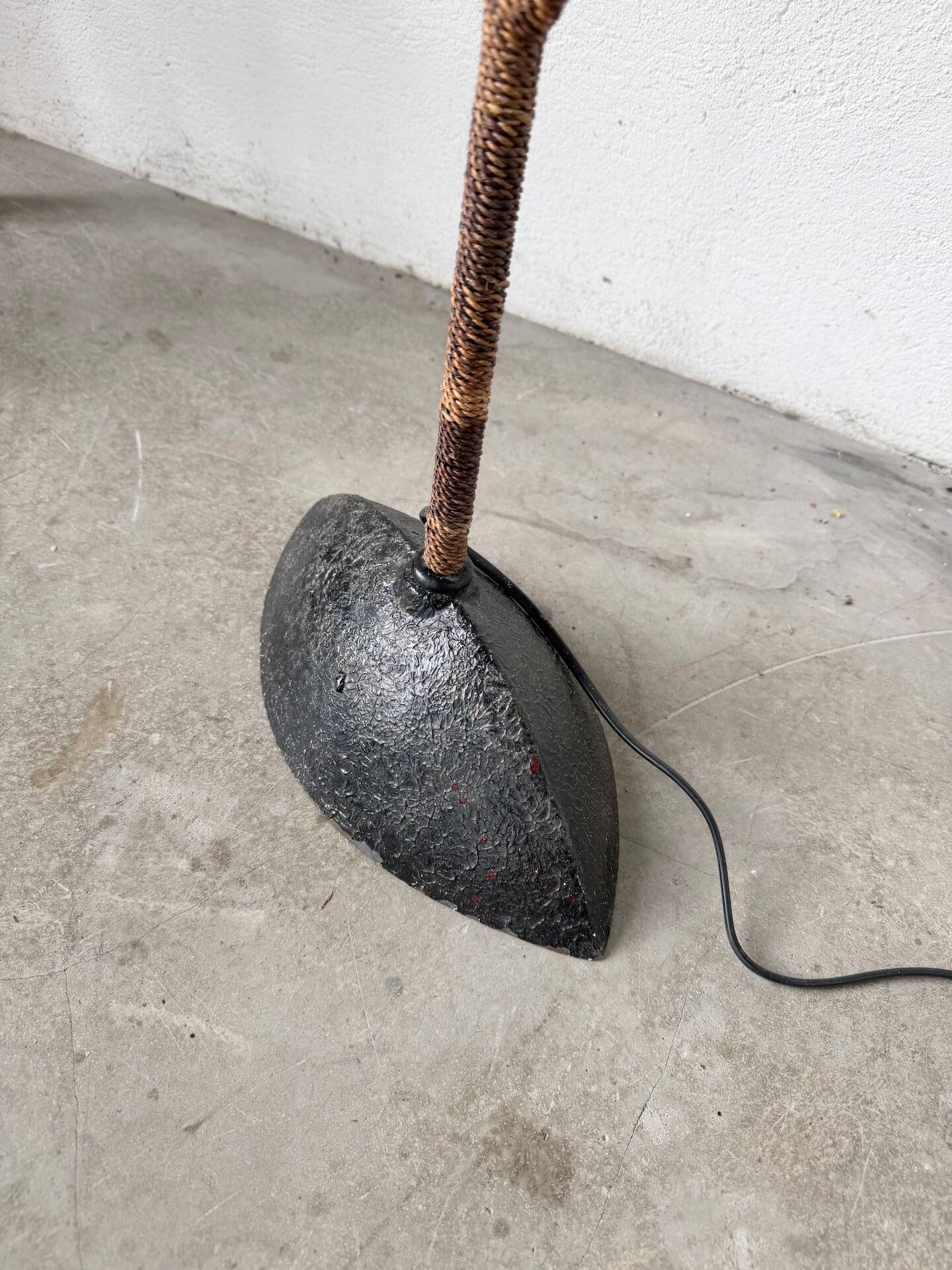 Lampadaire bronze et corde 1970