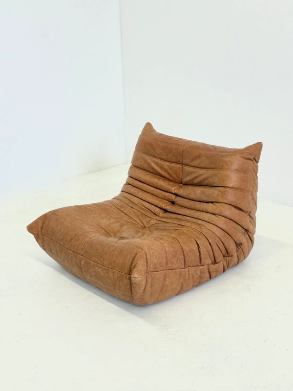 Fauteuil Togo Ligne Roset avec repose-pieds en cuir cognac