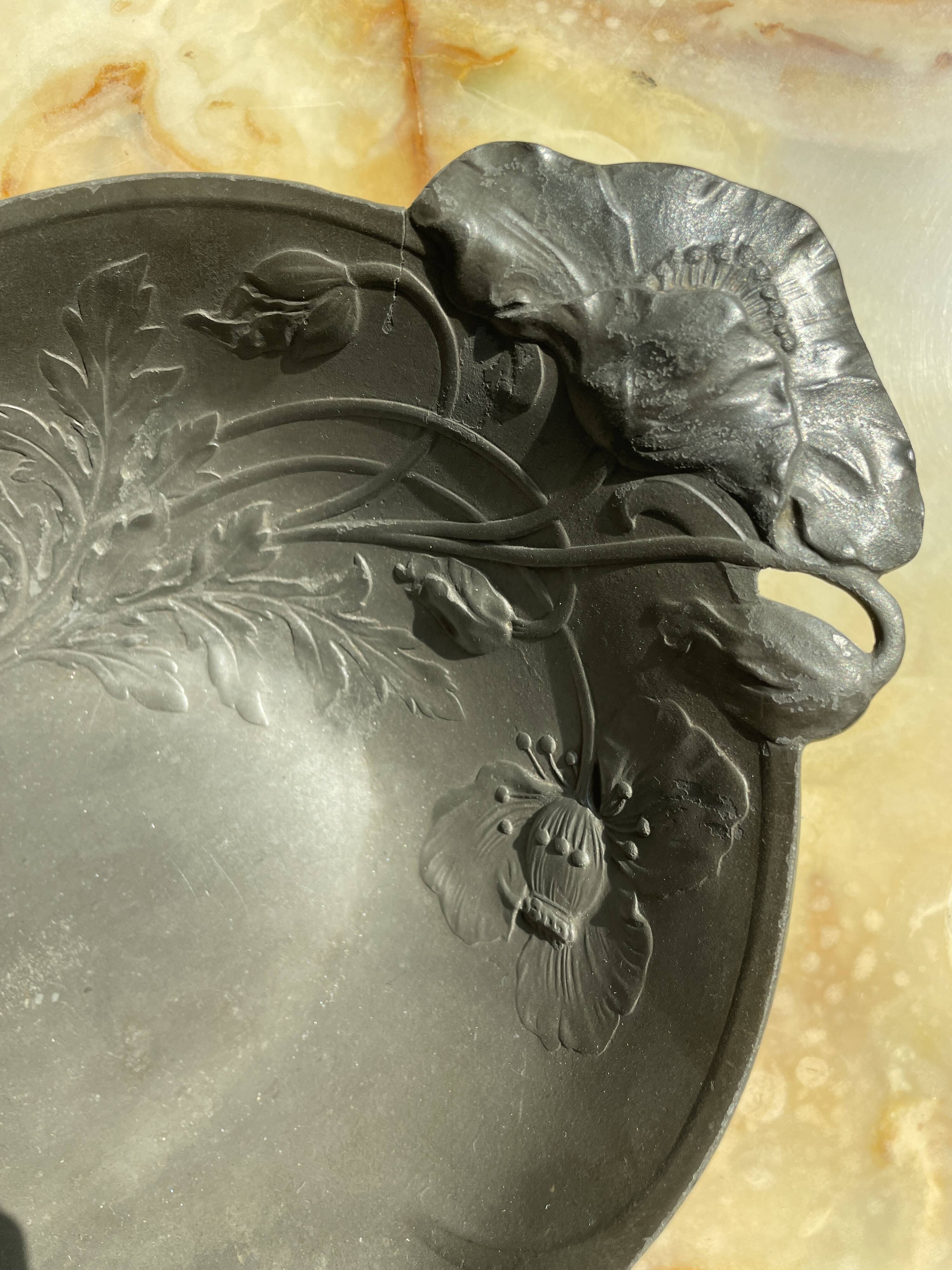 Art Nouveau dish with poppy motifs in pewter