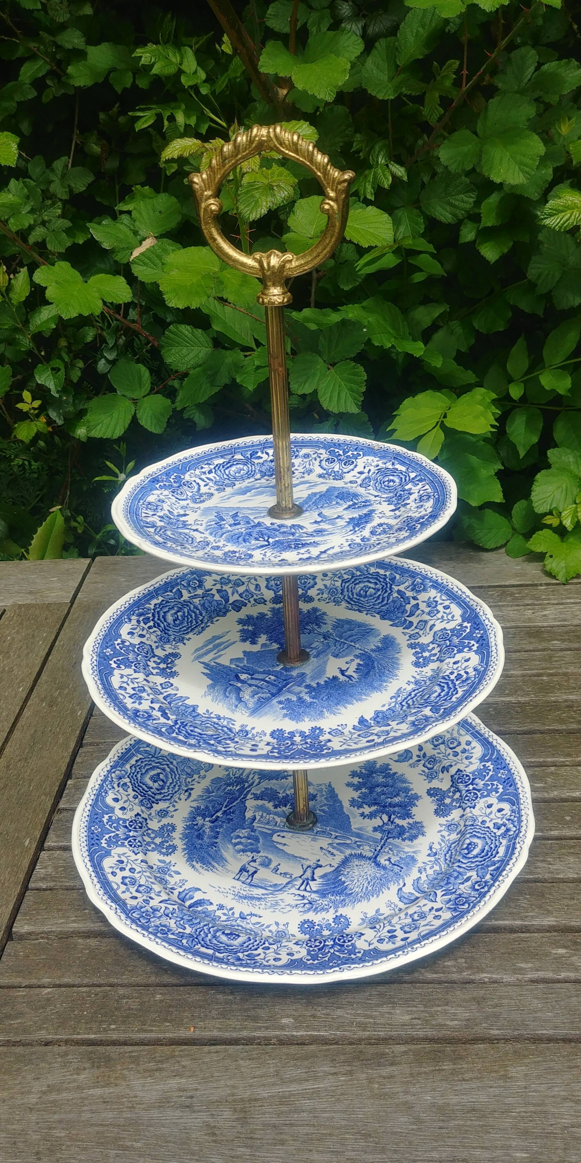 Servant dish with 3 floors in porcelain from Villeroy & Boch model Burgenland blue