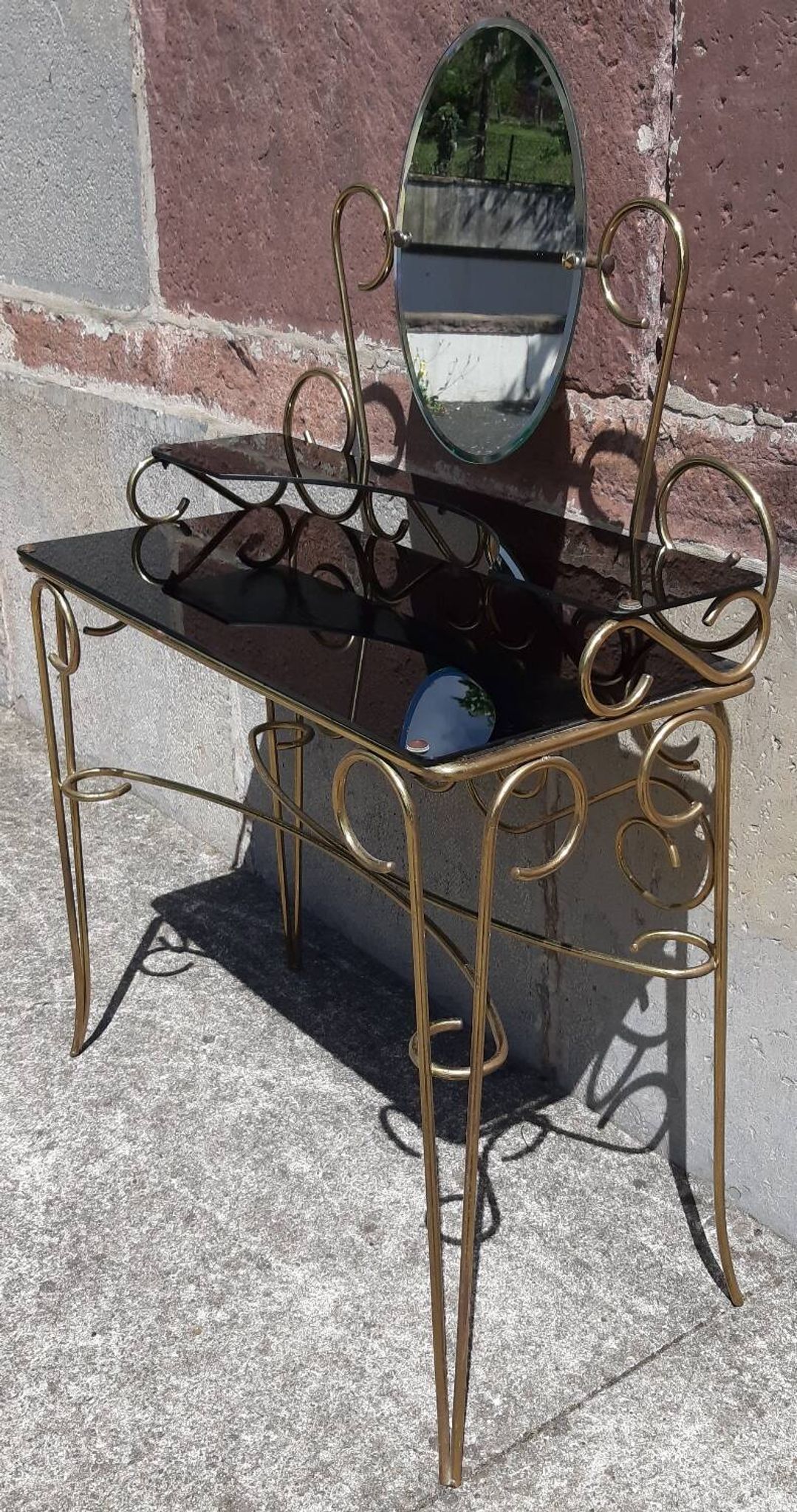 Coiffeuse et chaise en métal doré et opaline.
