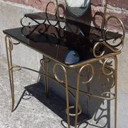 Coiffeuse et chaise en métal doré et opaline.