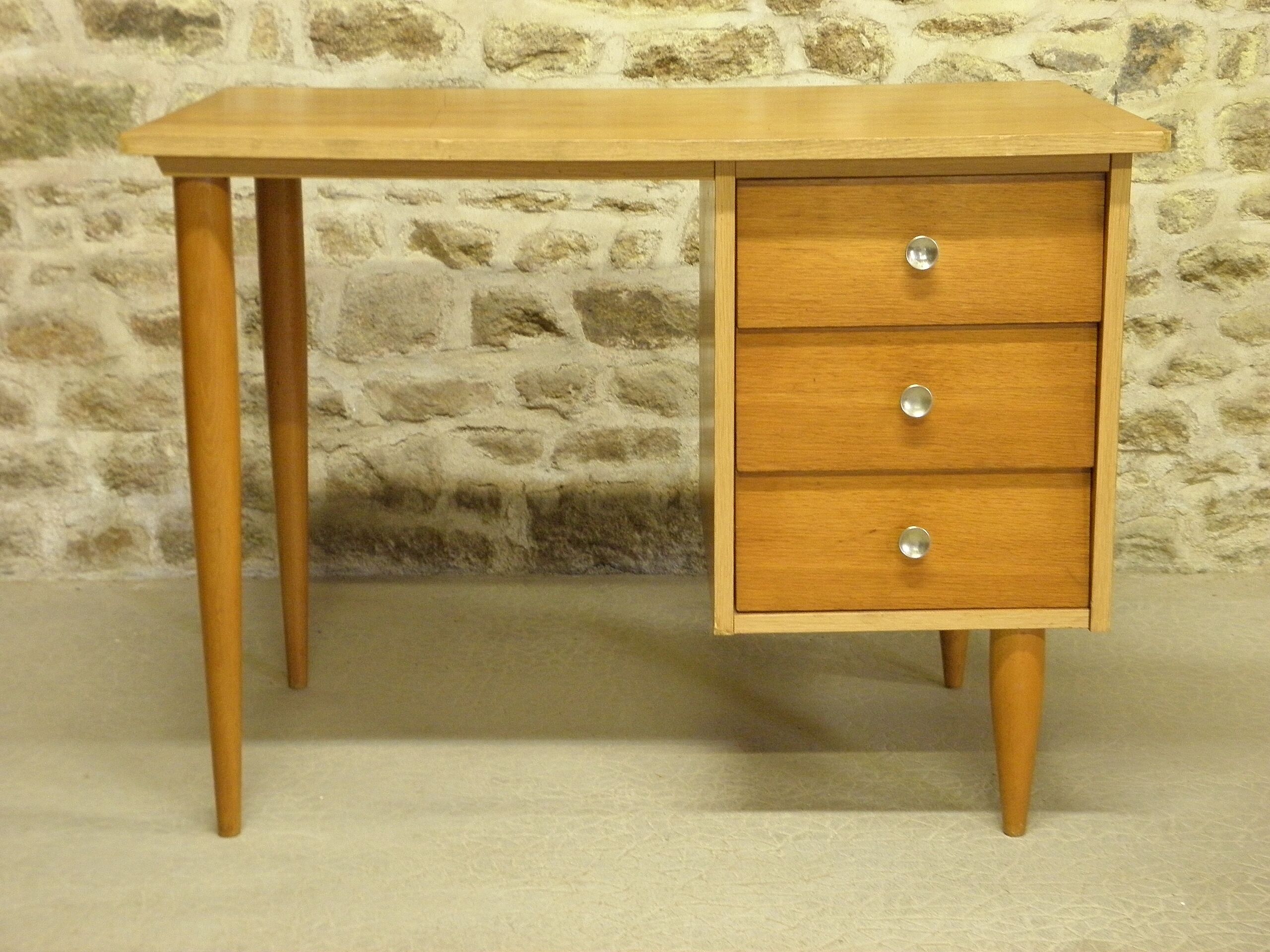 Desk 3 drawers spindles feet