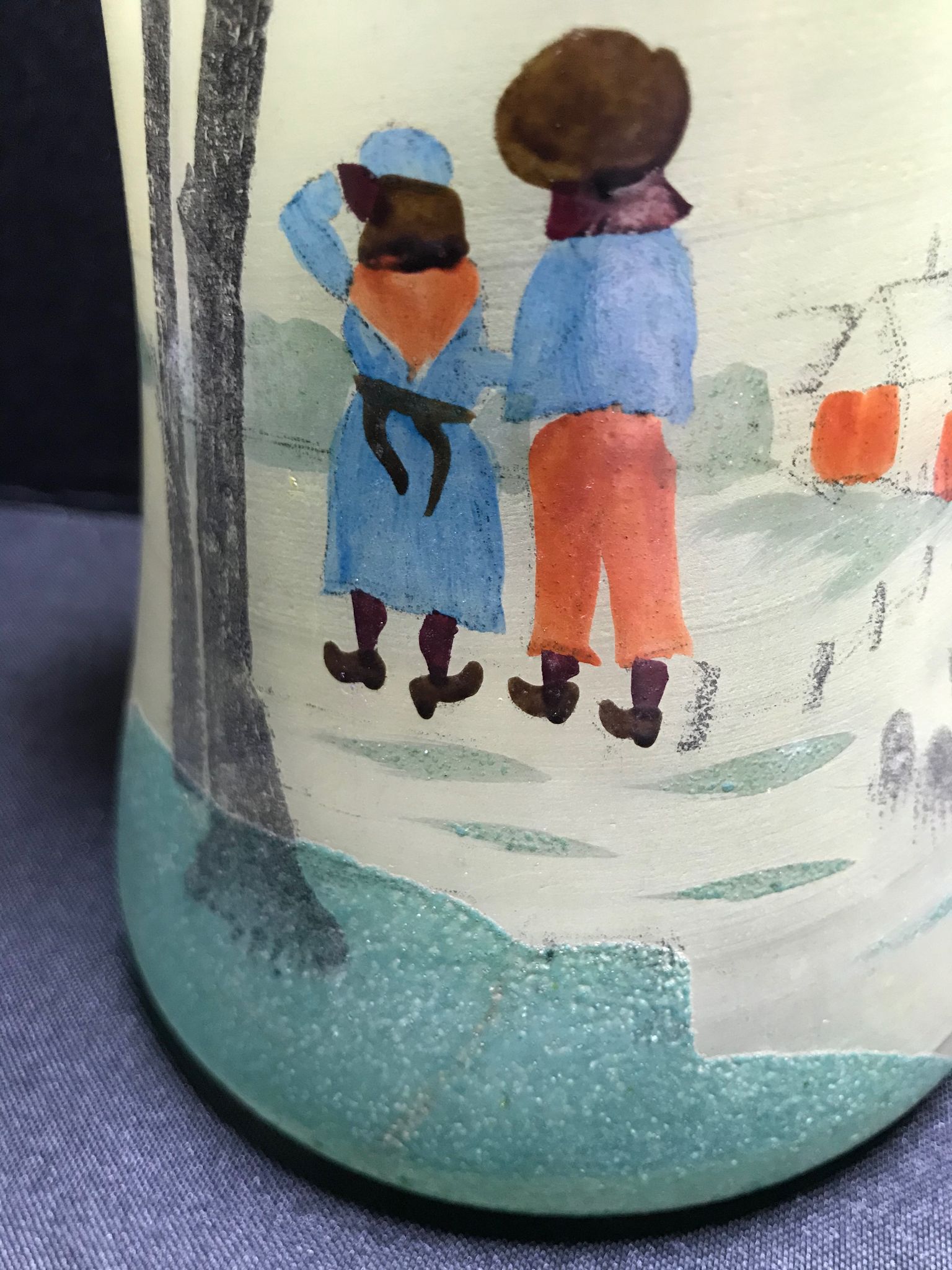 1435 Discreet brand with heel to decipher vase