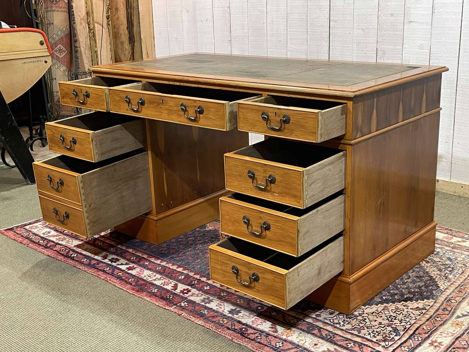Bureau plat à caissons anglais des années 1950 en if