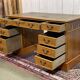 Bureau plat à caissons anglais des années 1950 en if