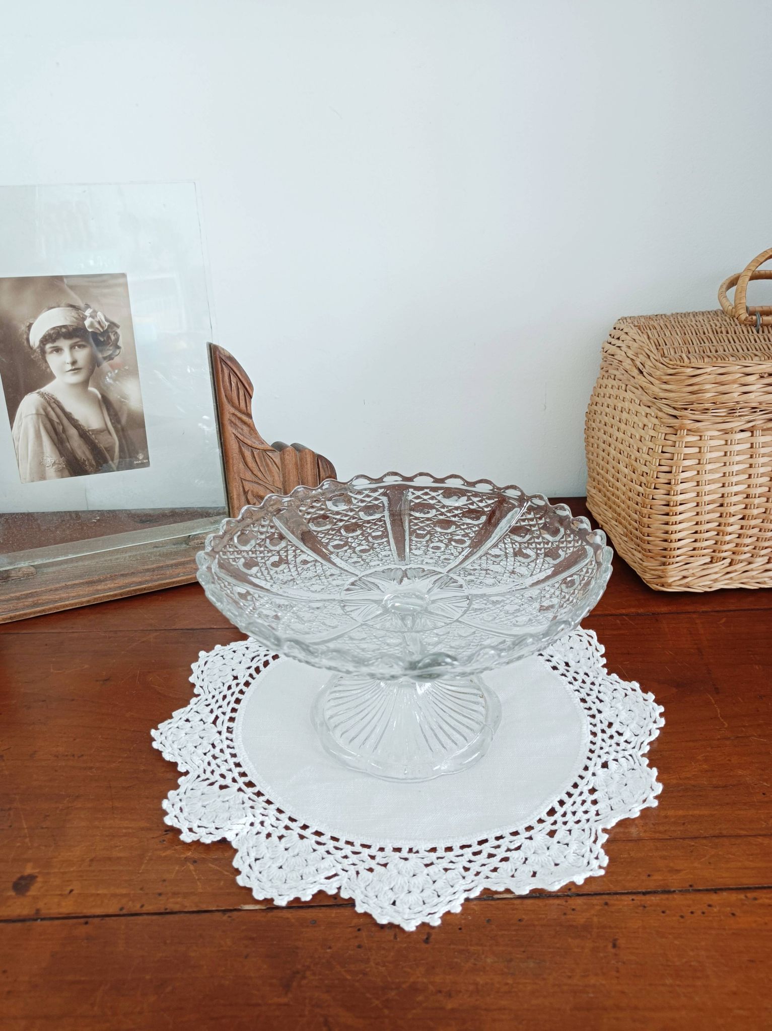 Glass fruit bowl on foot