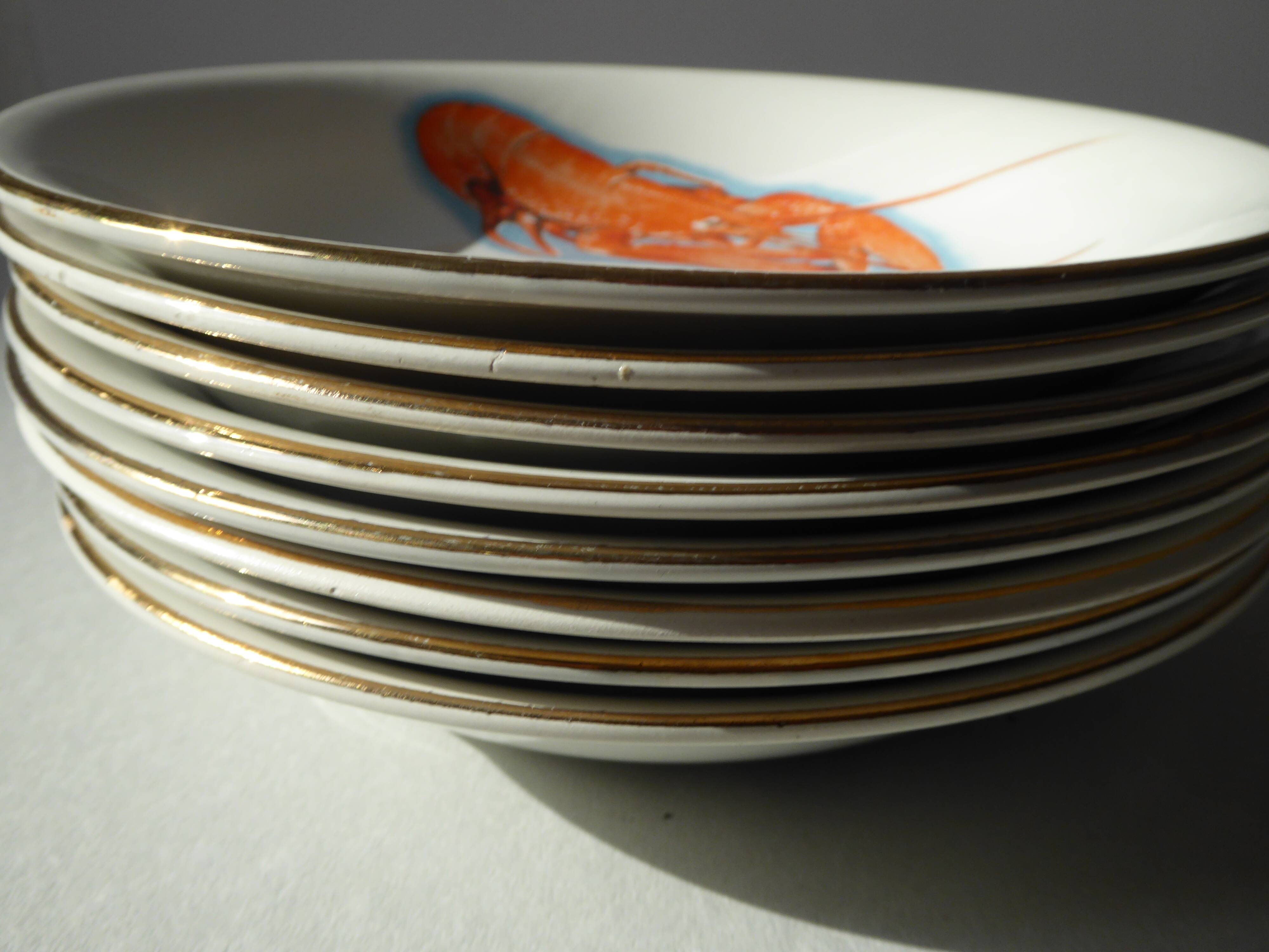 Huit assiettes creuses en faïence à décor de Homards