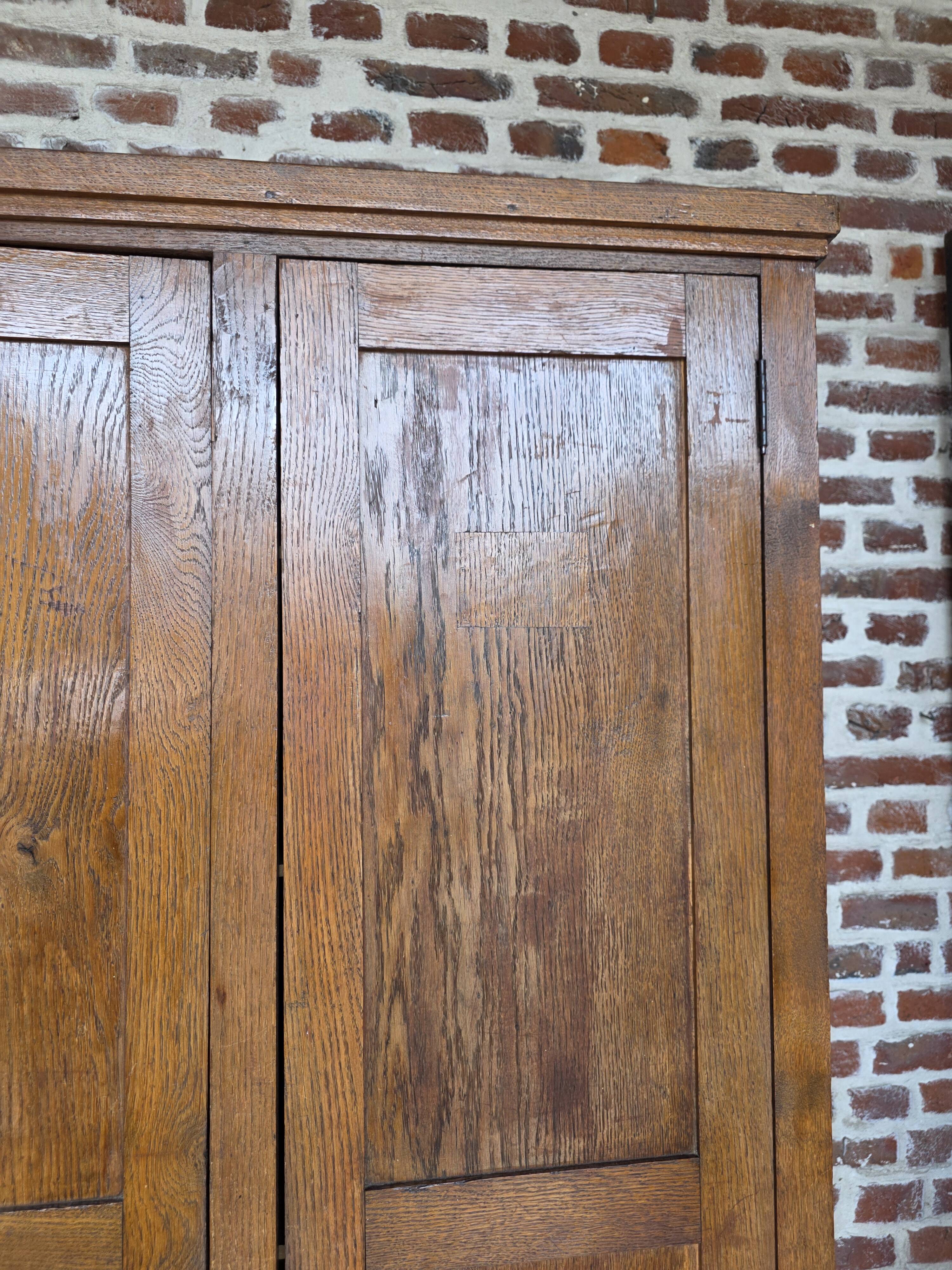Armoire parisienne ancienne en chêne