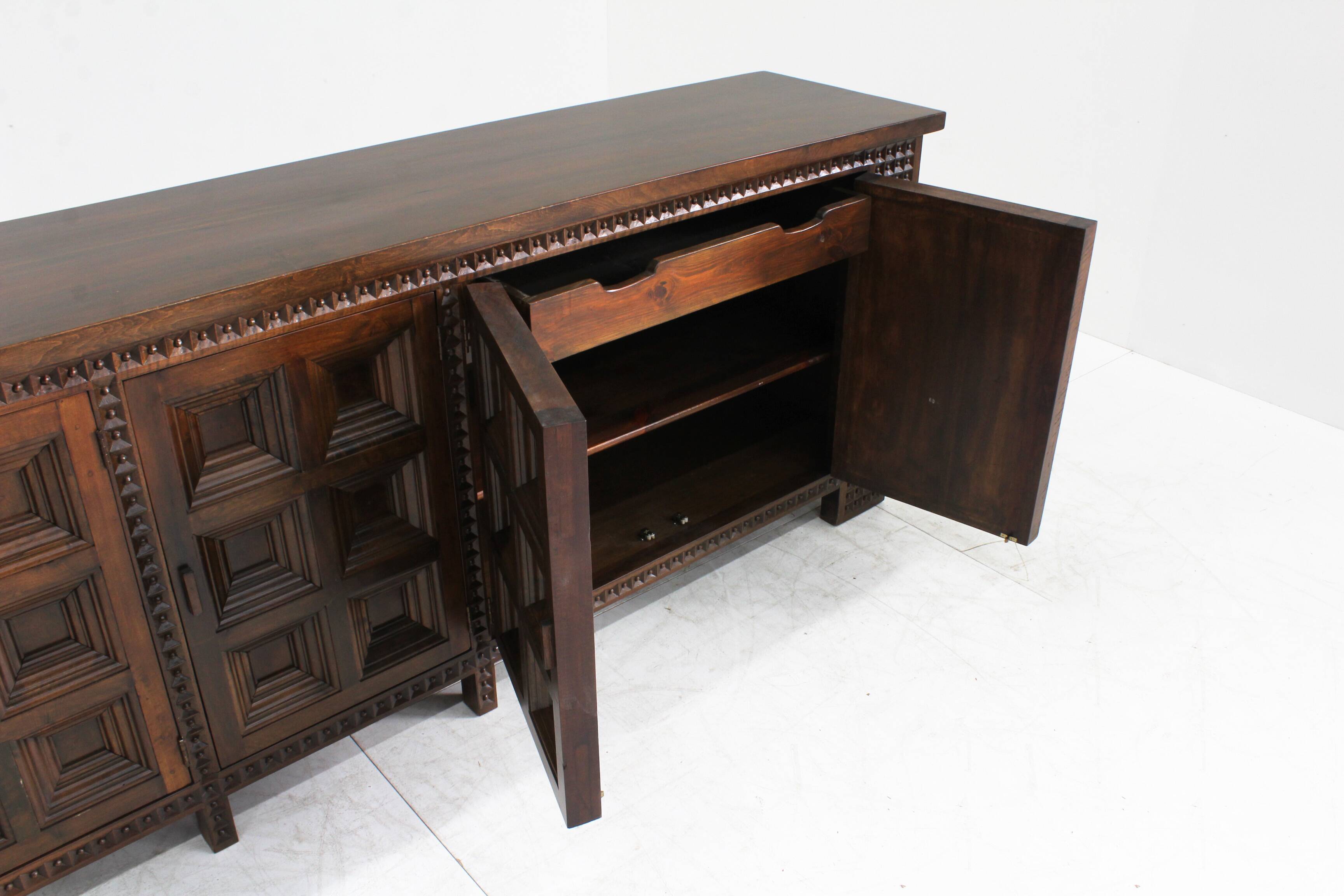 Buffet brutaliste espagnol en bois massif