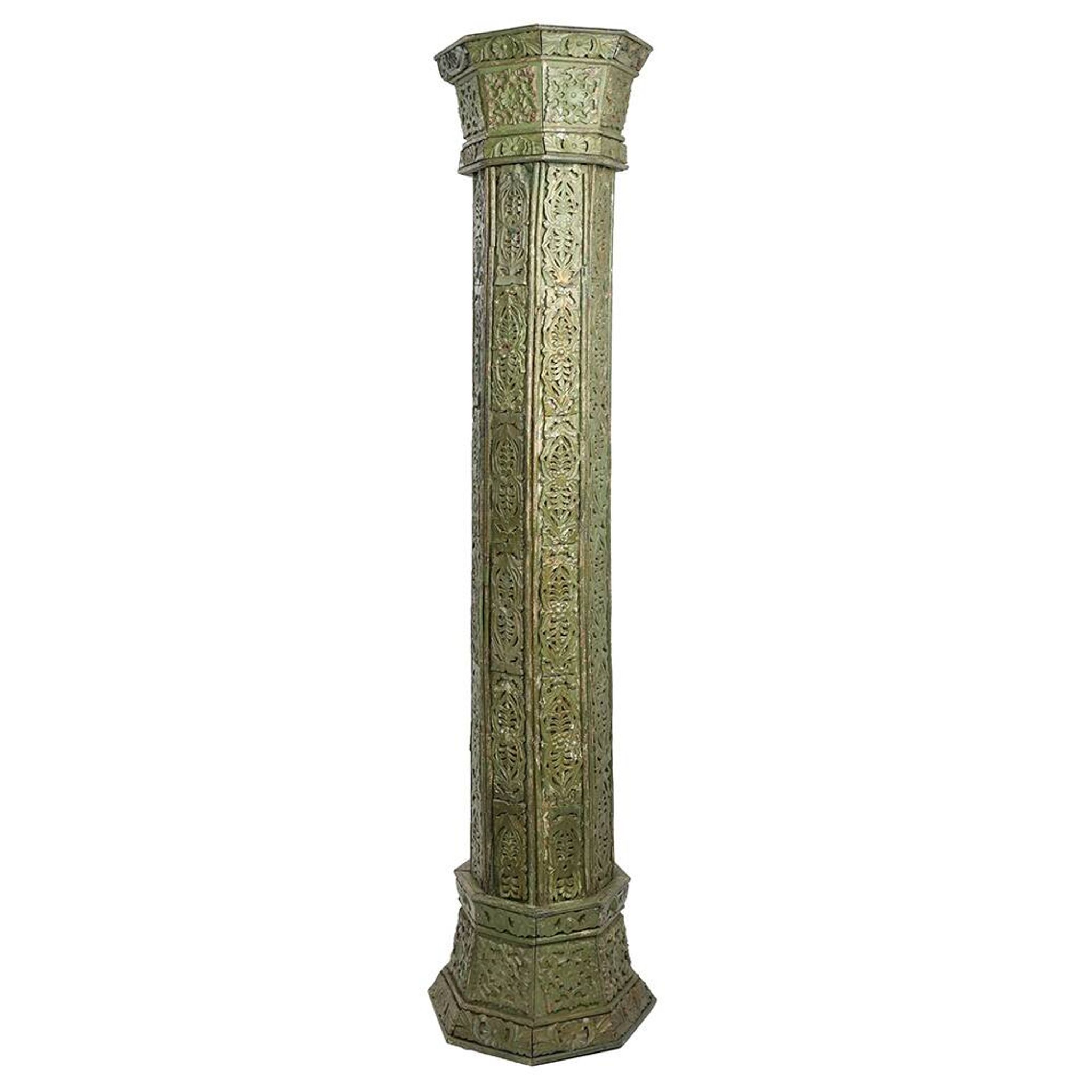 Grandes colonnes en bois sculpté