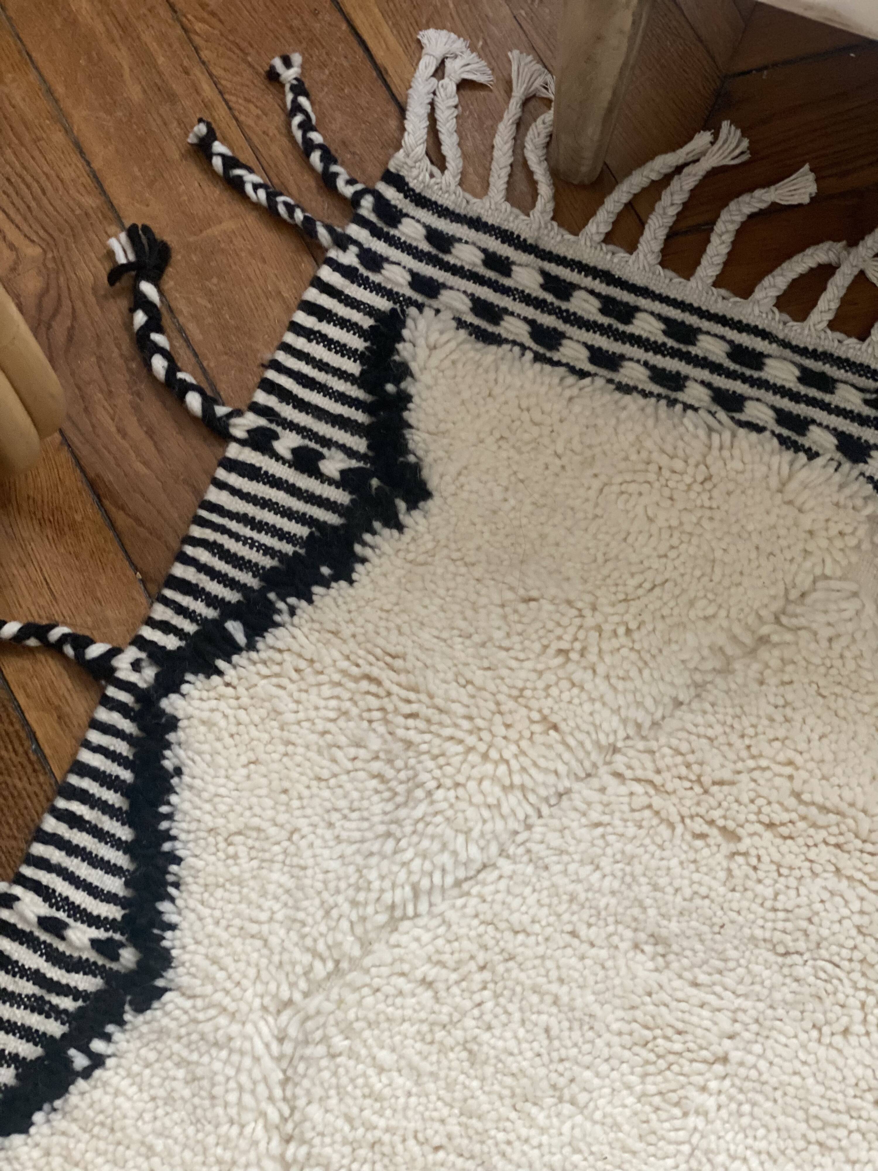 Moroccan Berber carpet beni Ouarain zanafi white and black diamonds 160x250cm
