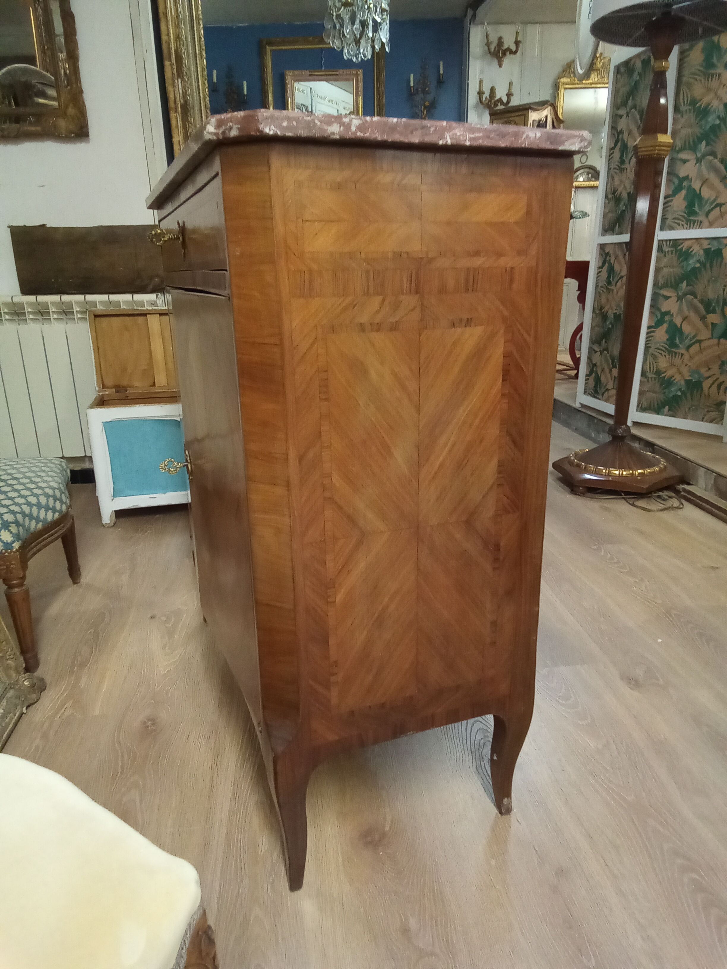 Commodity in rosewood veneer