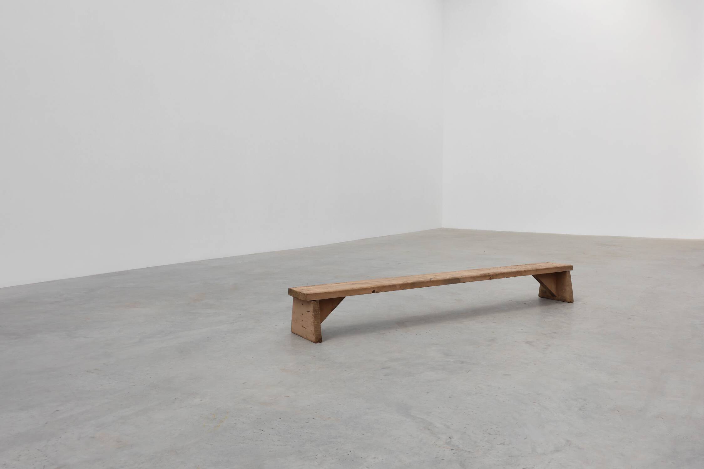 Banc bas rustique français en bois massif de style wabi wabi, vers 1880