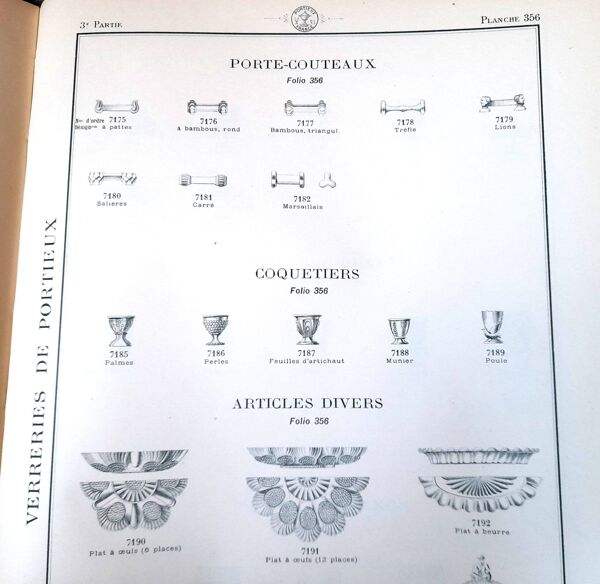 Portieux plat à œuf ancien en verre moulé – oeufrier présentoir brunch