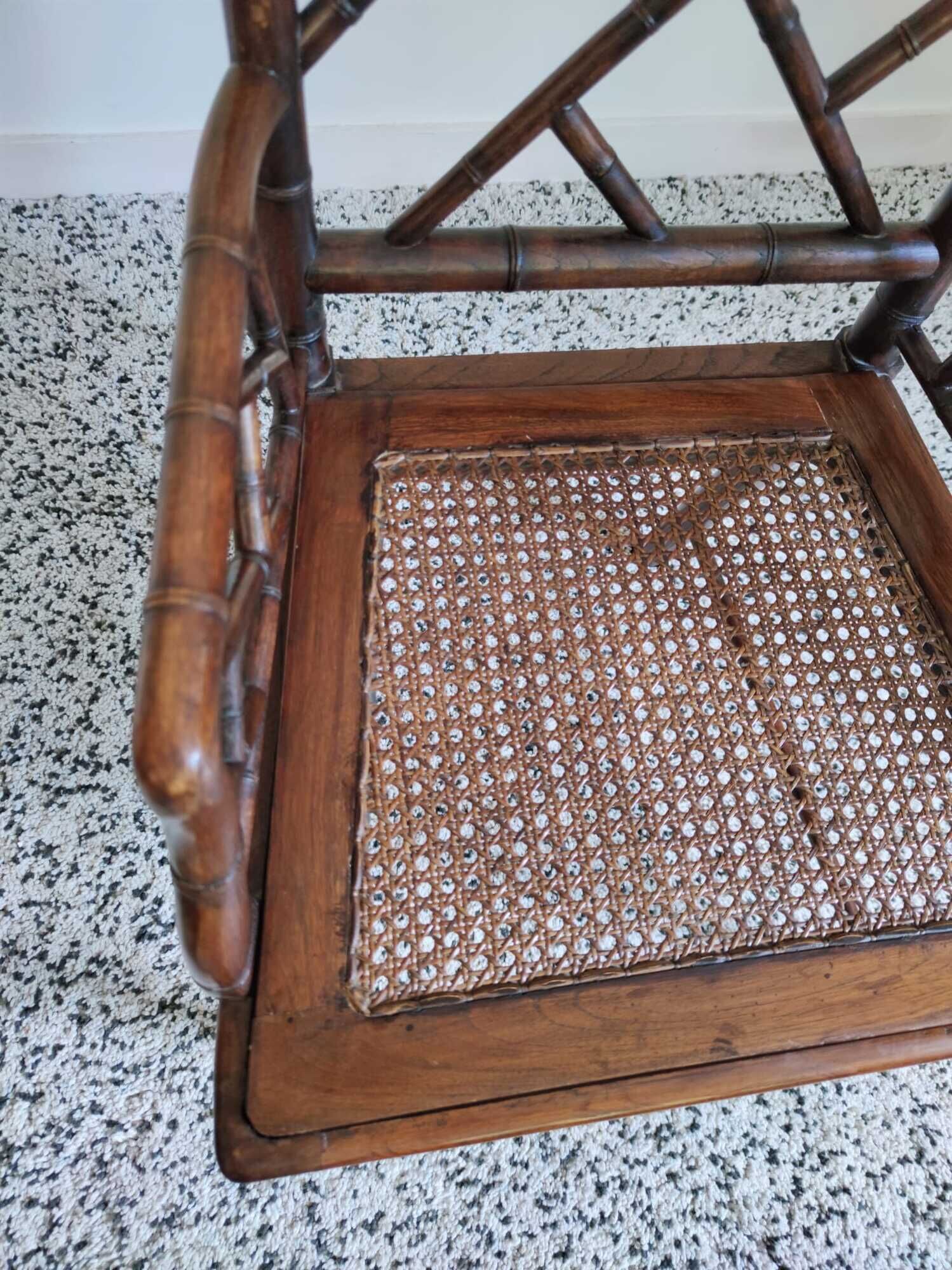 Fauteuil asiatique canné en bois à l'imitation du bambou