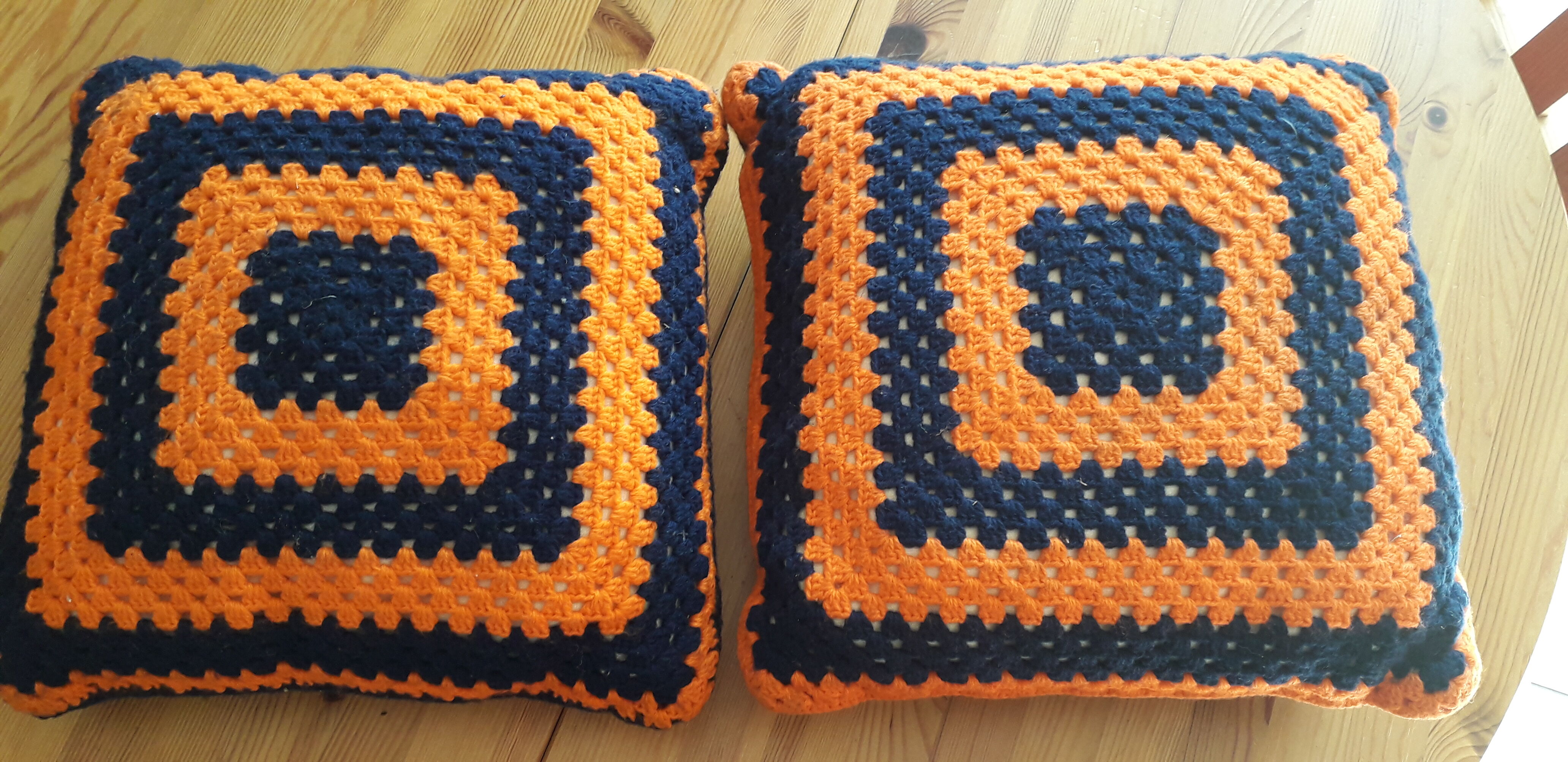 Lot 2 70's vintage cushions