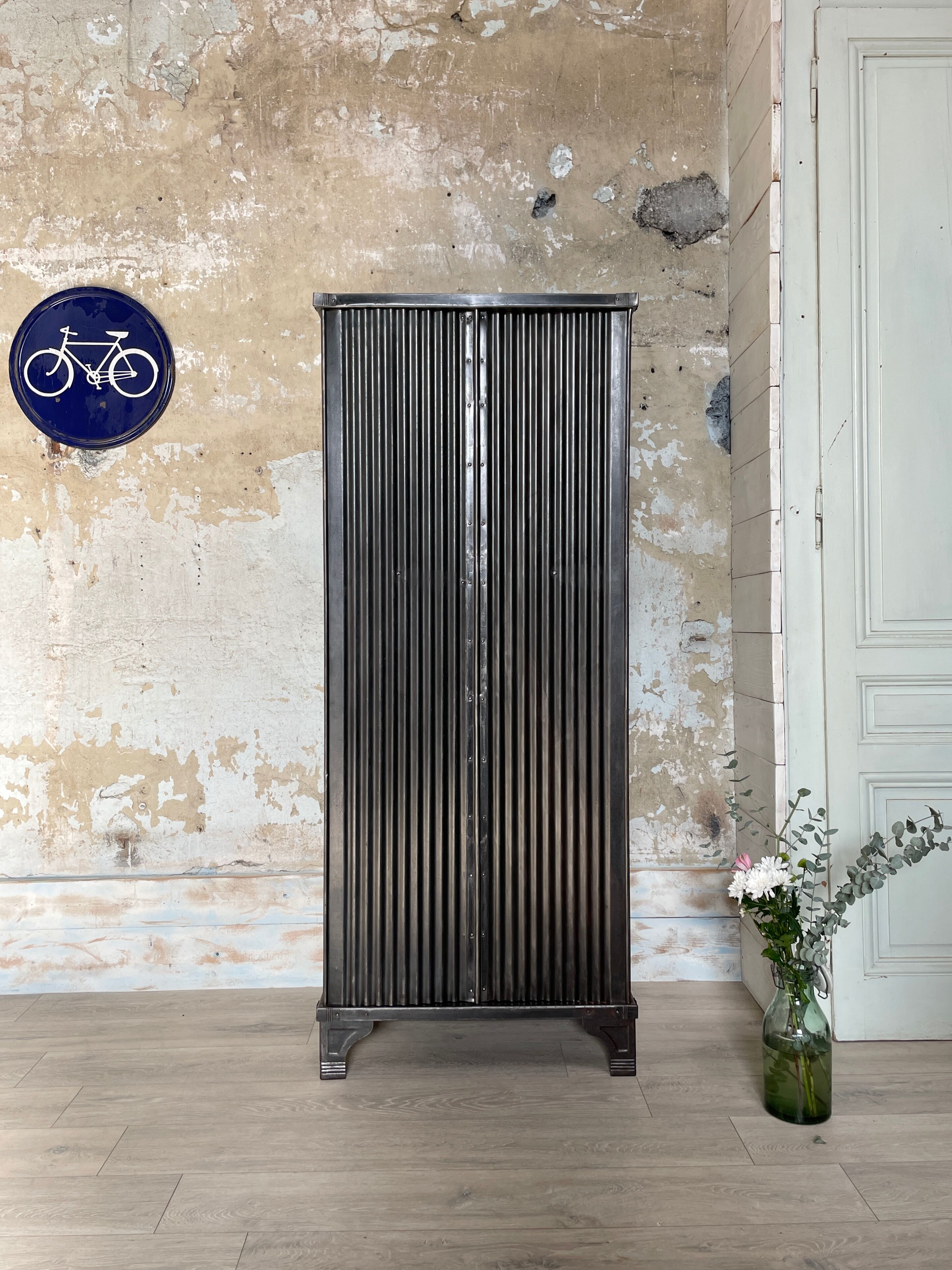 Strafor double-door corrugated iron cloakroom, circa 1920.