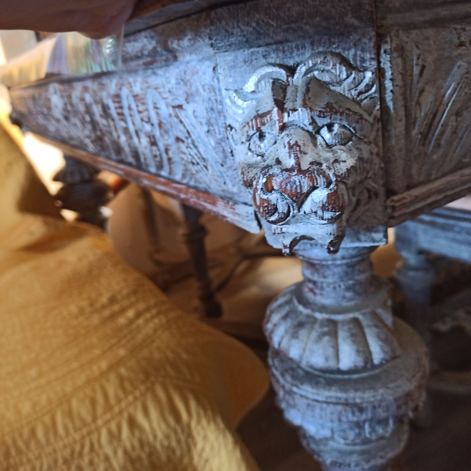 Table en chêne têtes de lion