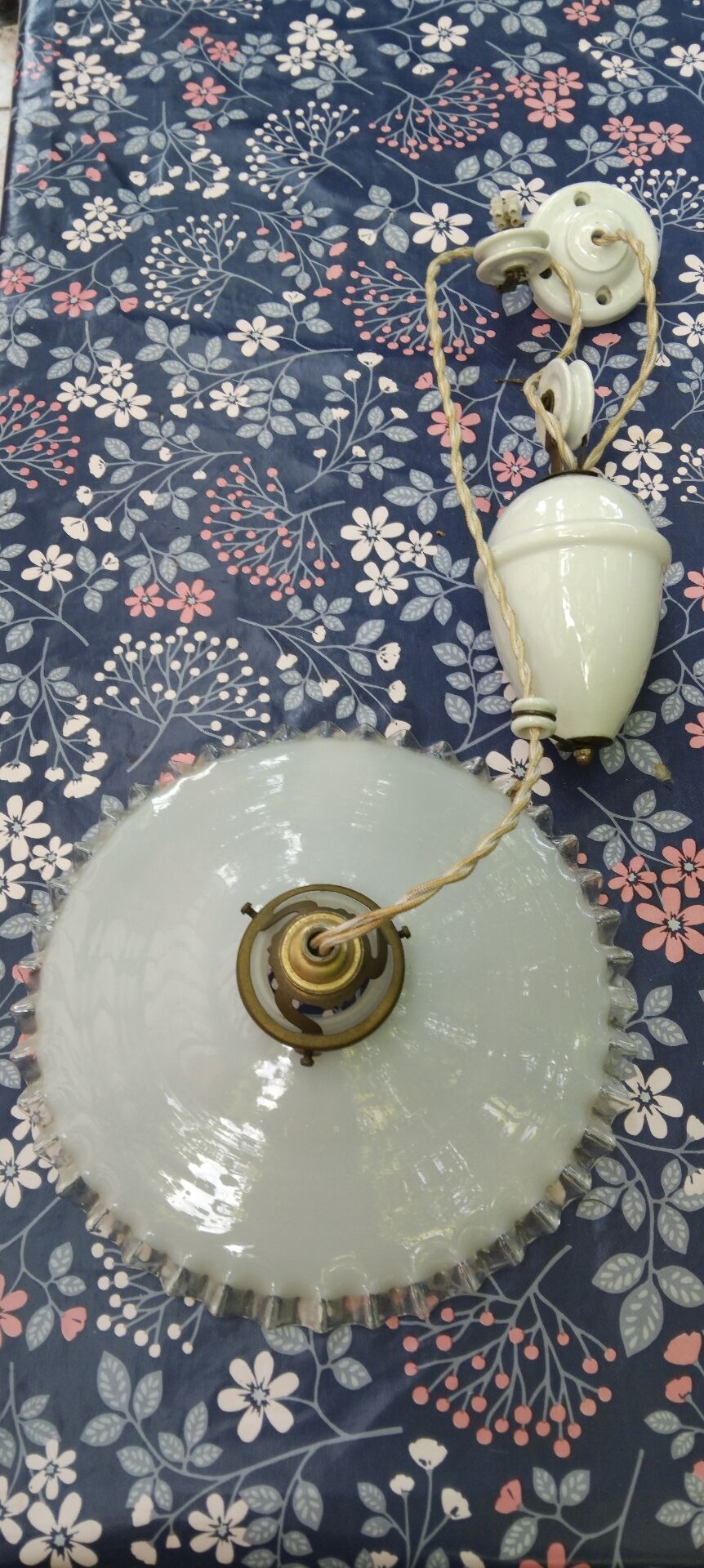 Vintage suspension, raised and lowered opaline porcelain.
