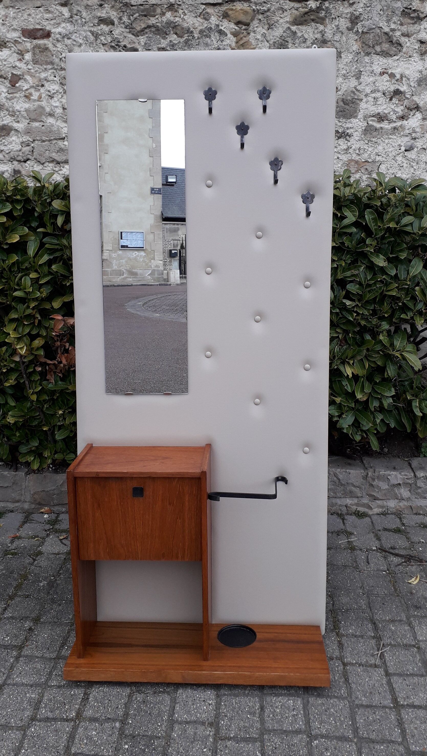 60s entry locker room