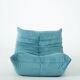 Ensemble de fauteuil et pouf Togo en velours côtelé bleu clair.