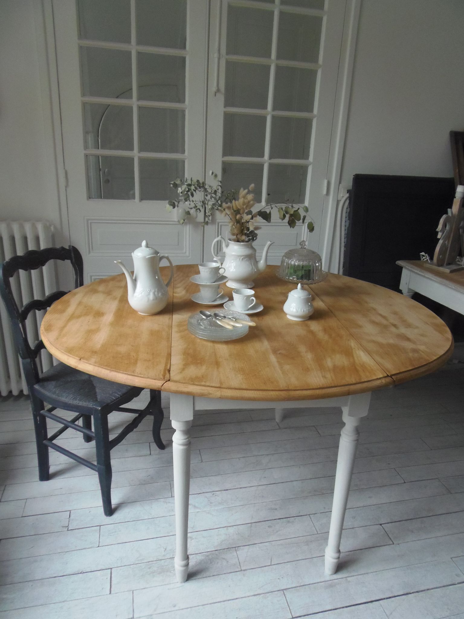 Round table with flaps