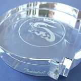 Presse-papier en cristal centré de la salamandre couronnée de François Ier, par Baccarat.