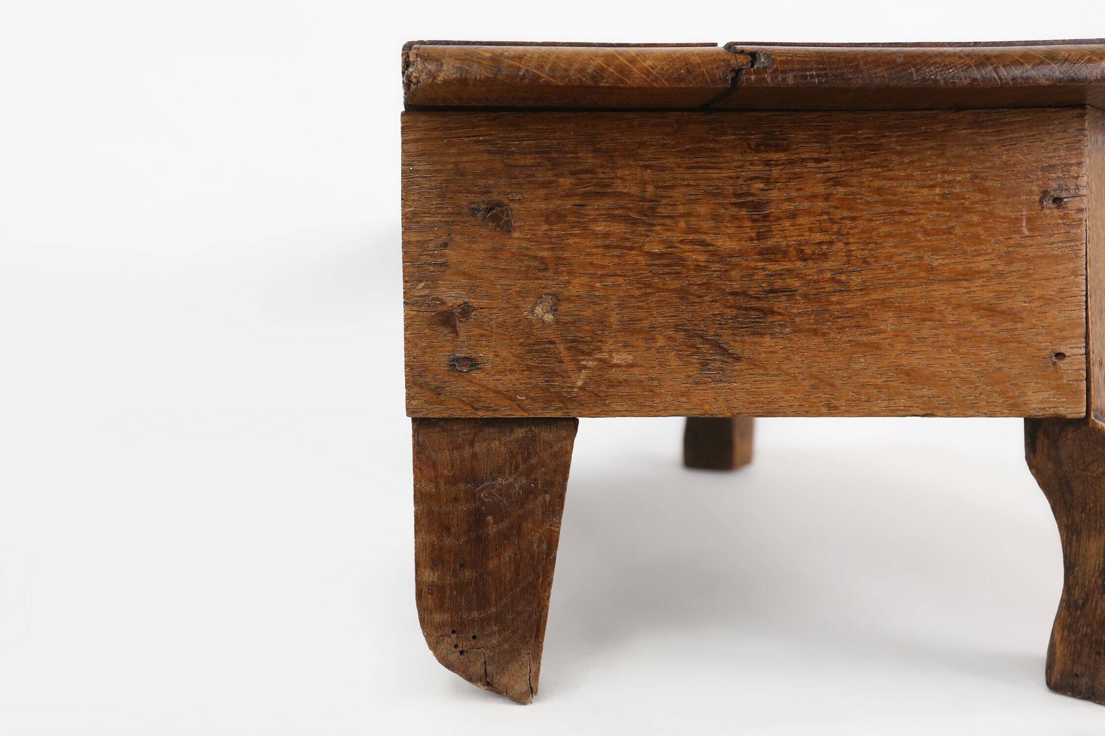 Tabouret d'église rustique en chêne massif, France, vers 1900