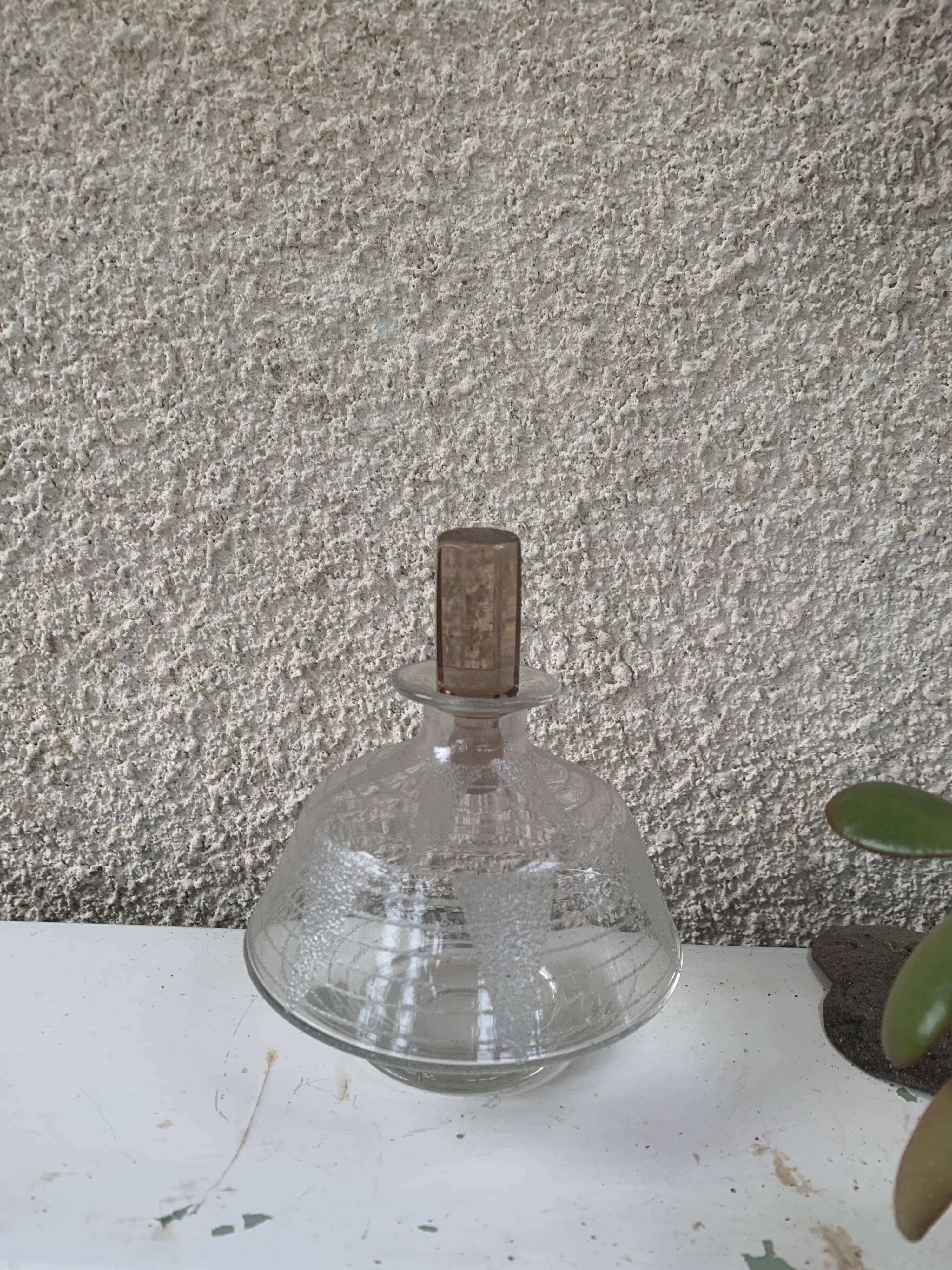 Deux flacons de parfum art deco en verre ciselé