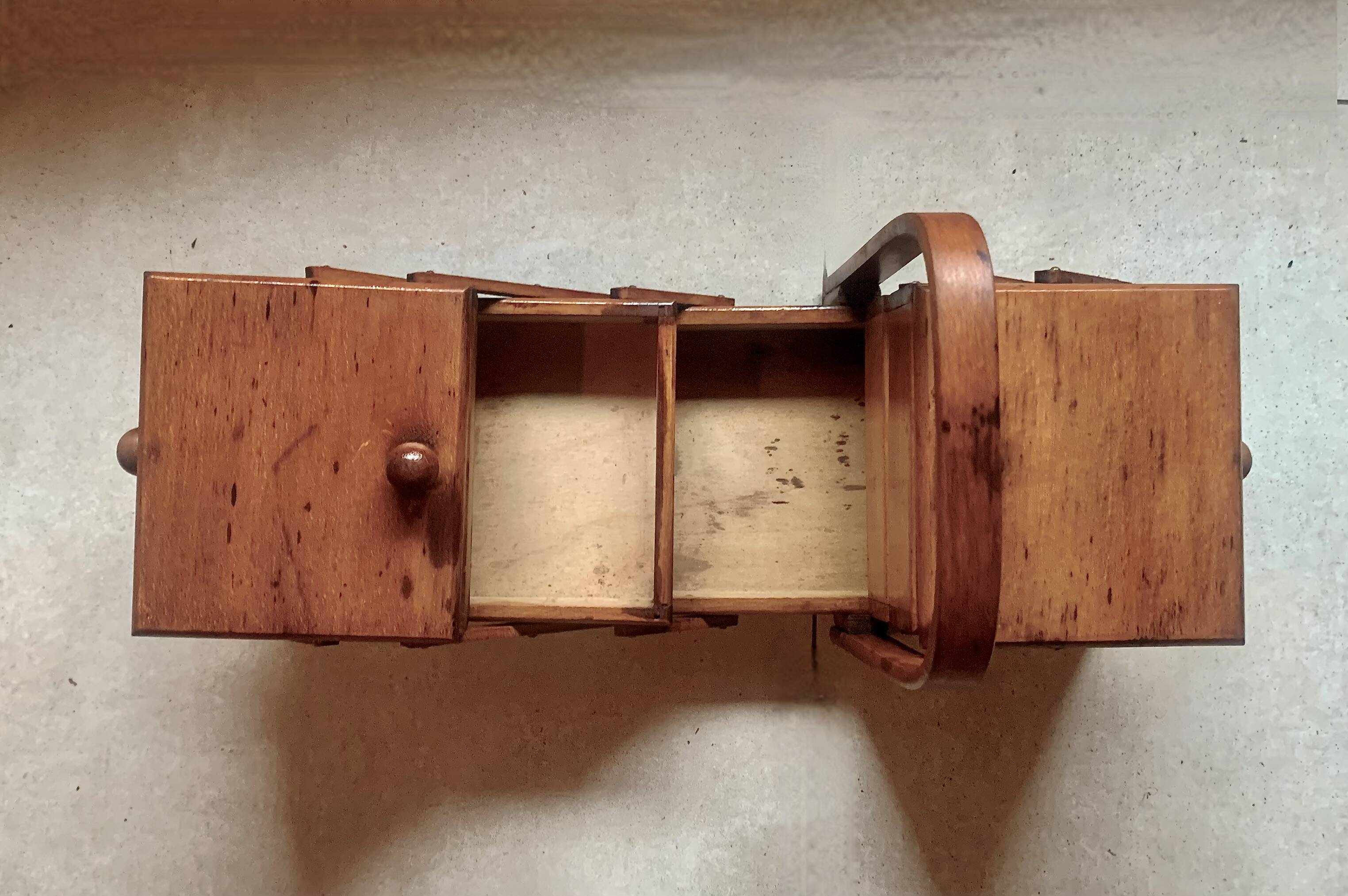 Petite travailleuse en bois vintage