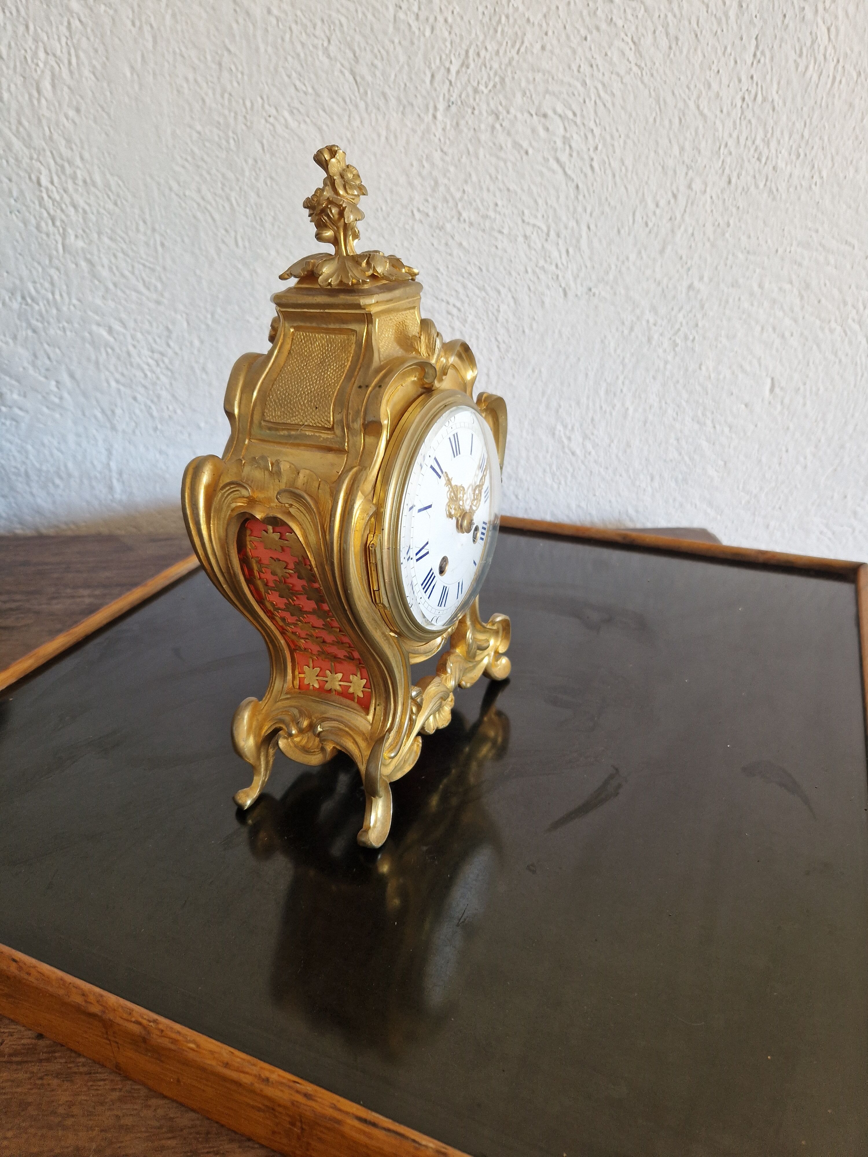 Cartel clock to put down