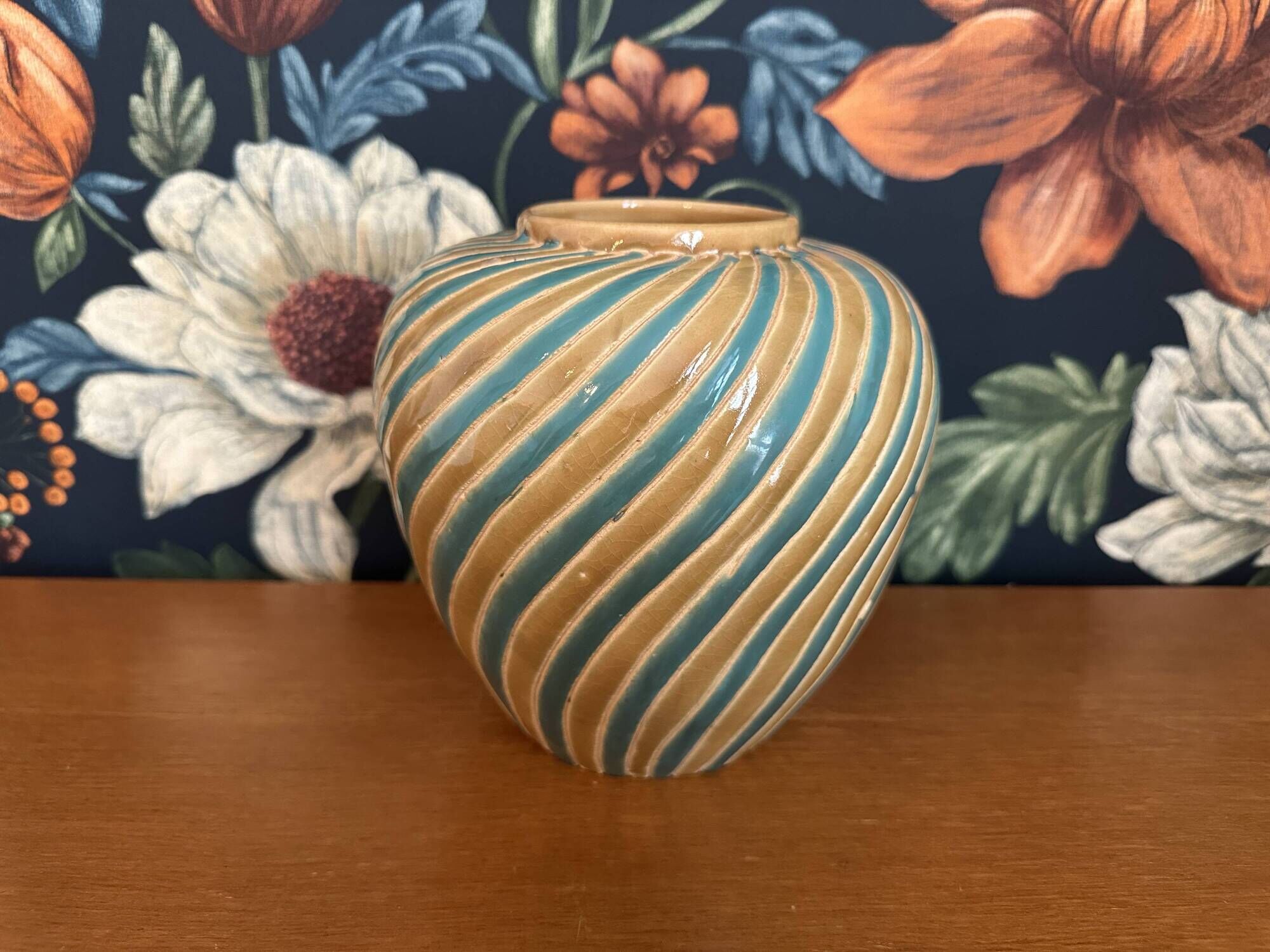 Ancien vase boule en céramique forme spirale vintage