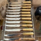 12 table knives. Horn handle