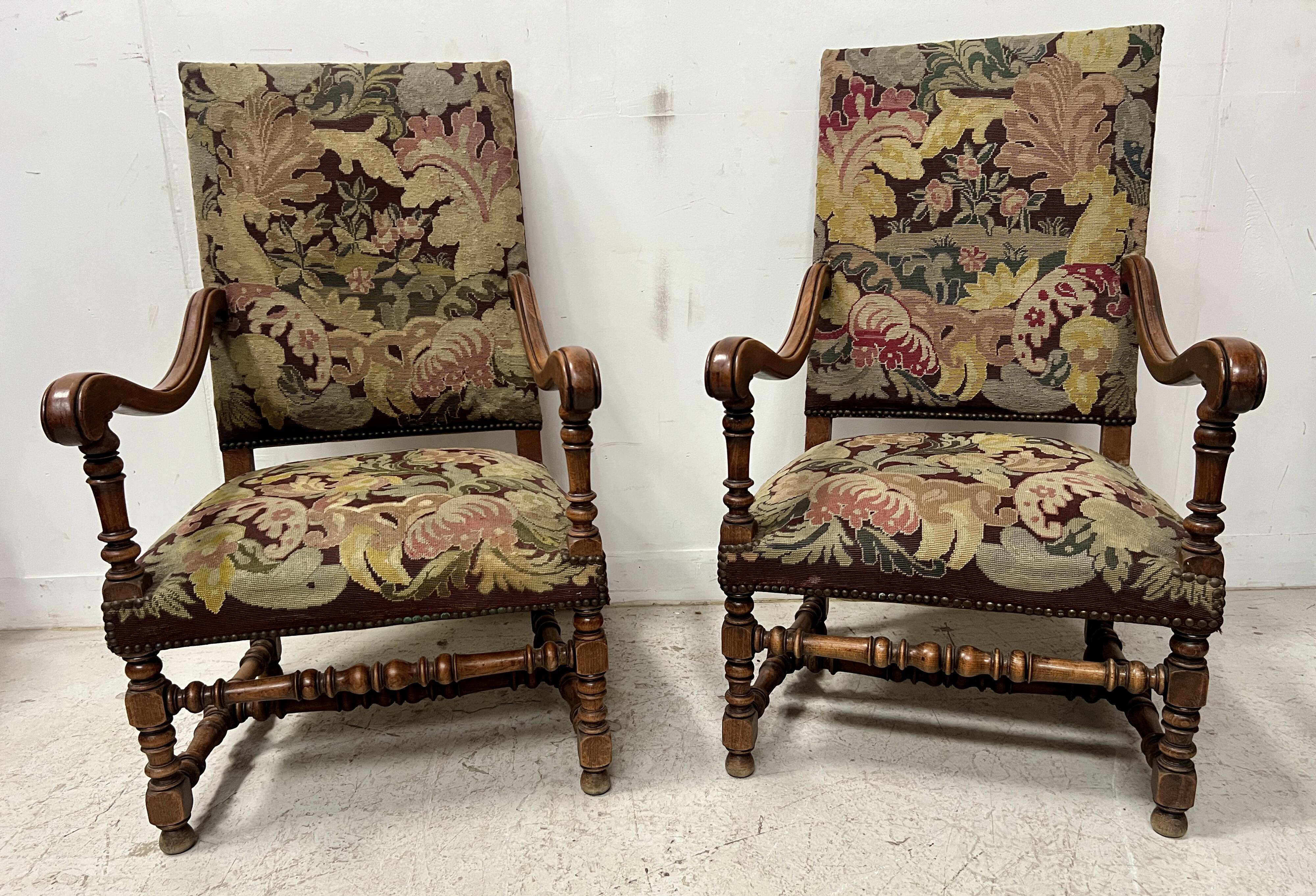 Paire de fauteuils de style Louis XIII a haut dossiers plats XX siècle