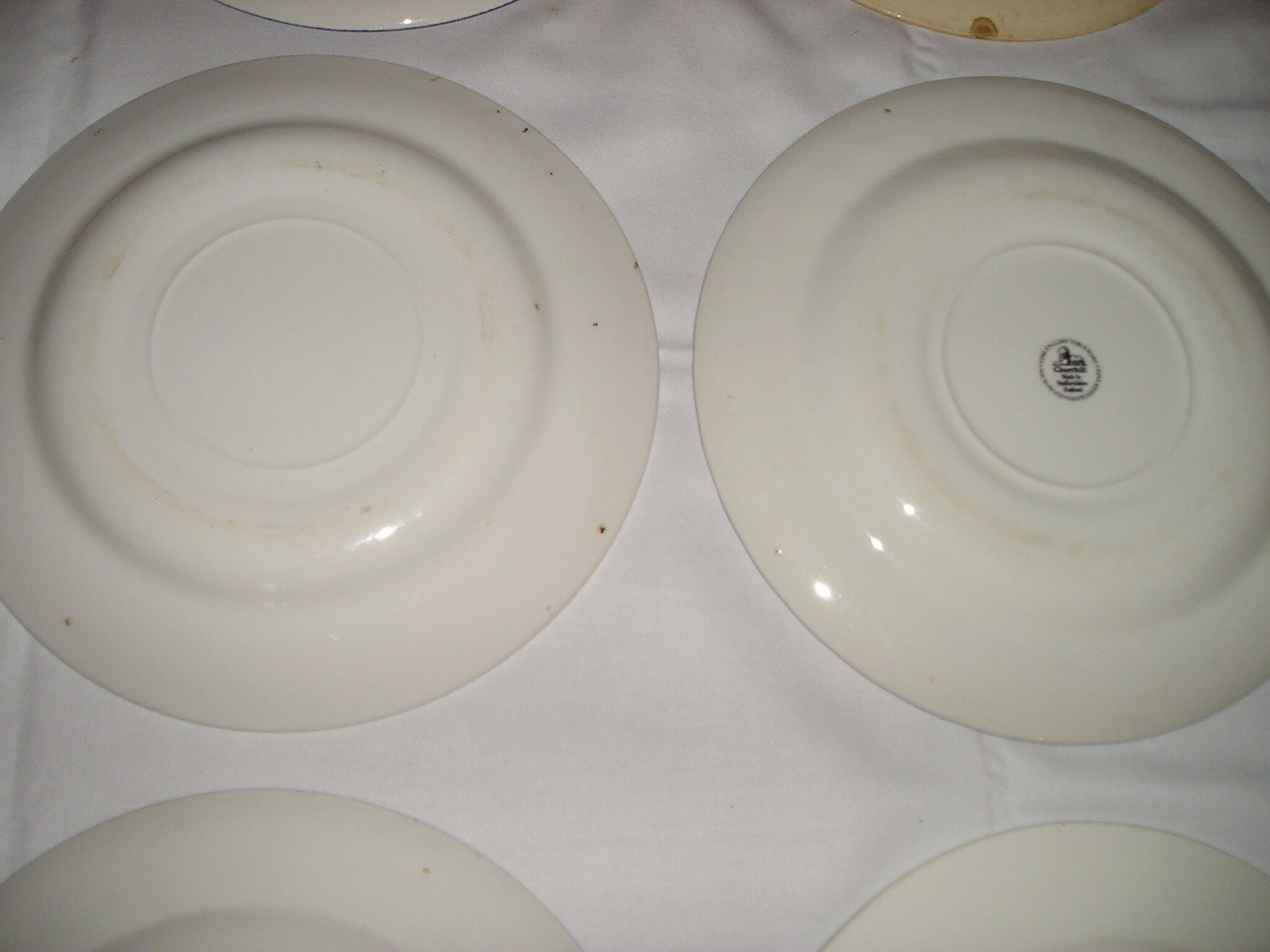 Lot de 12 assiettes plates différentes