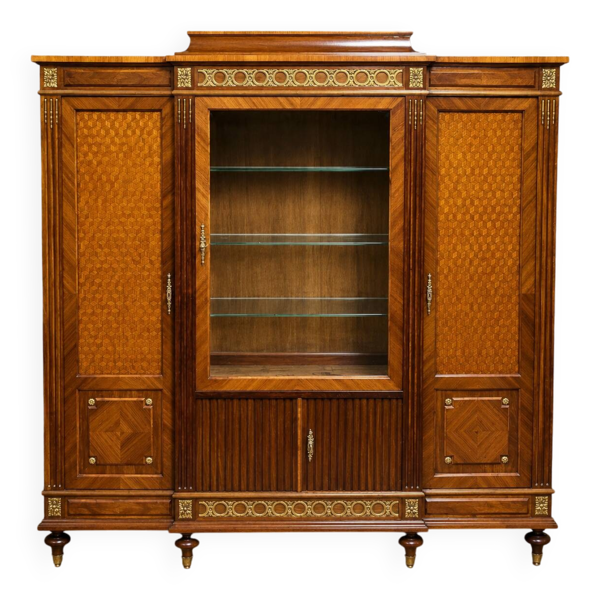 Importante bibliothèque-vitrine en bois nobles et marqueterie, estampillée