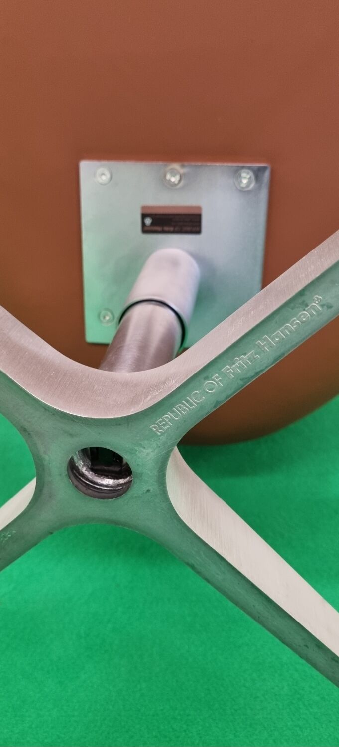 Arne Jacobsen Swan chair by Fritz hansen