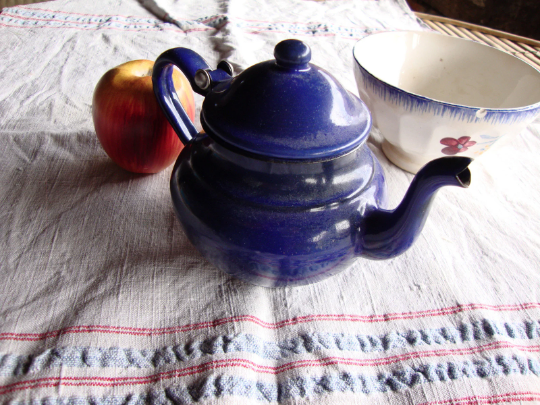 Vintage teapot has 2 cups, enamelled