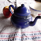 Vintage teapot has 2 cups, enamelled