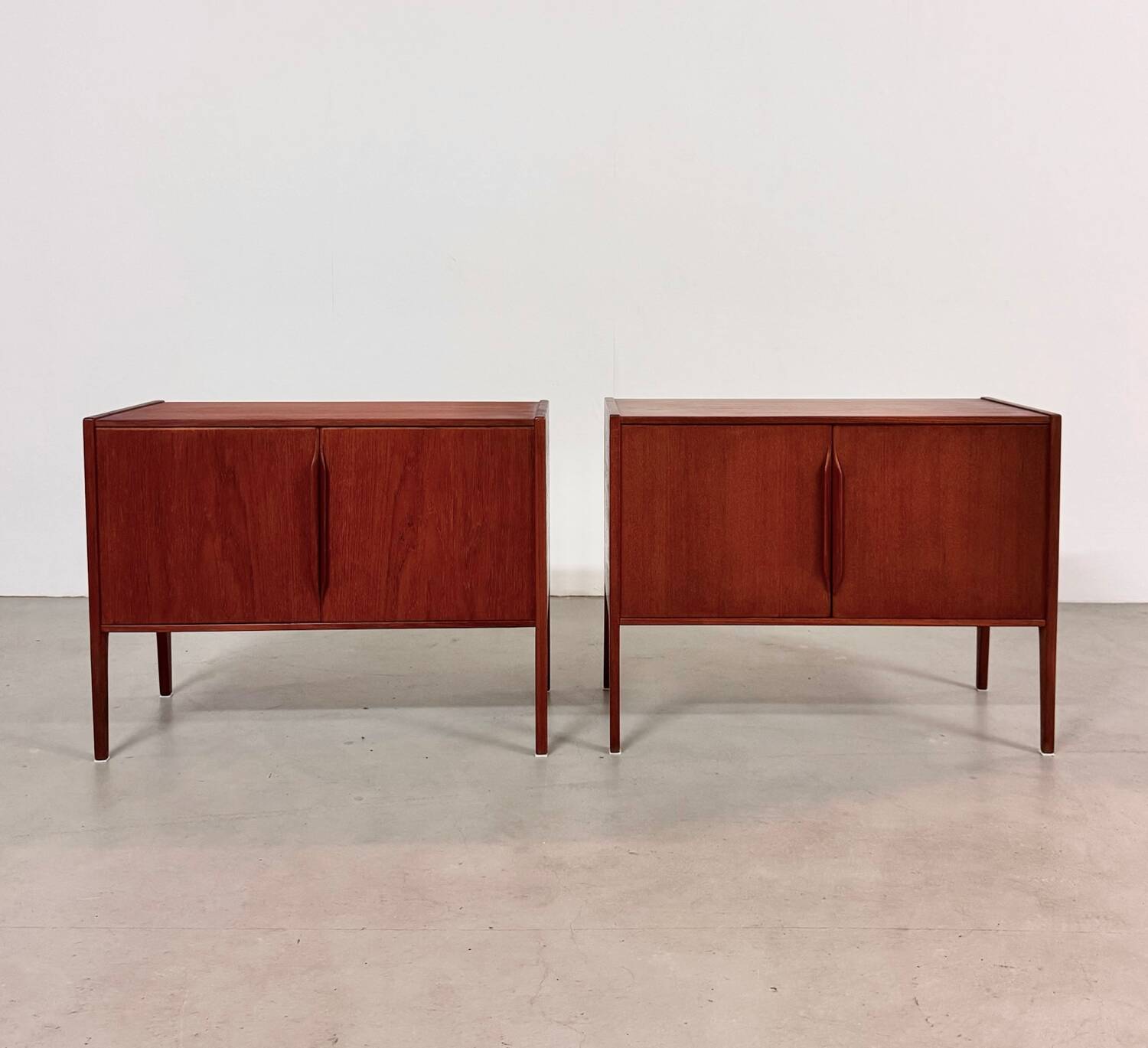 2x Teck Kai Kristiansen à côté des armoires années 1960